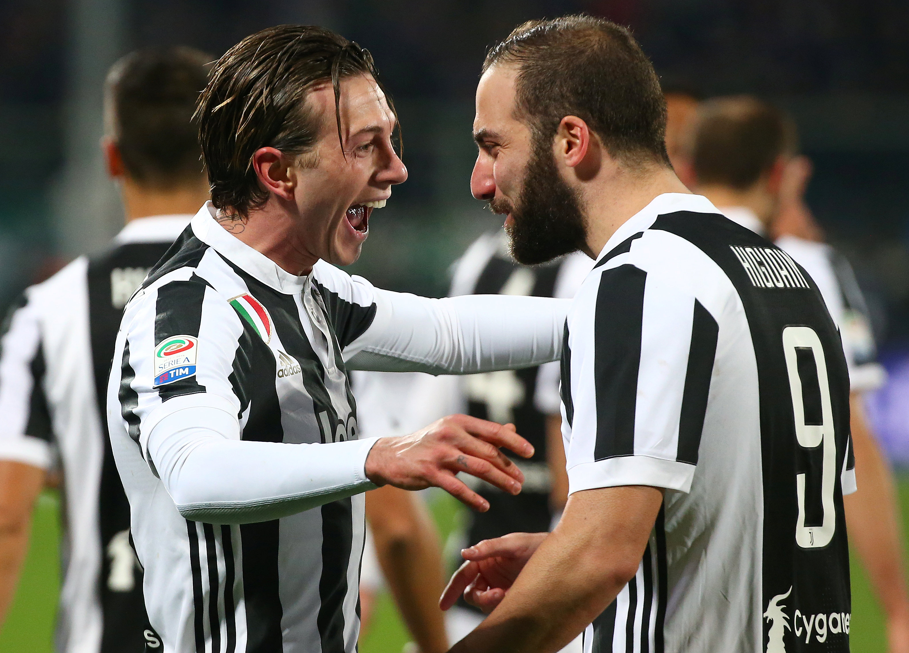 Niềm vui của Bernardeschi (trái) sau khi mở tỉ số cho Juventus. Ảnh: REUTERS
