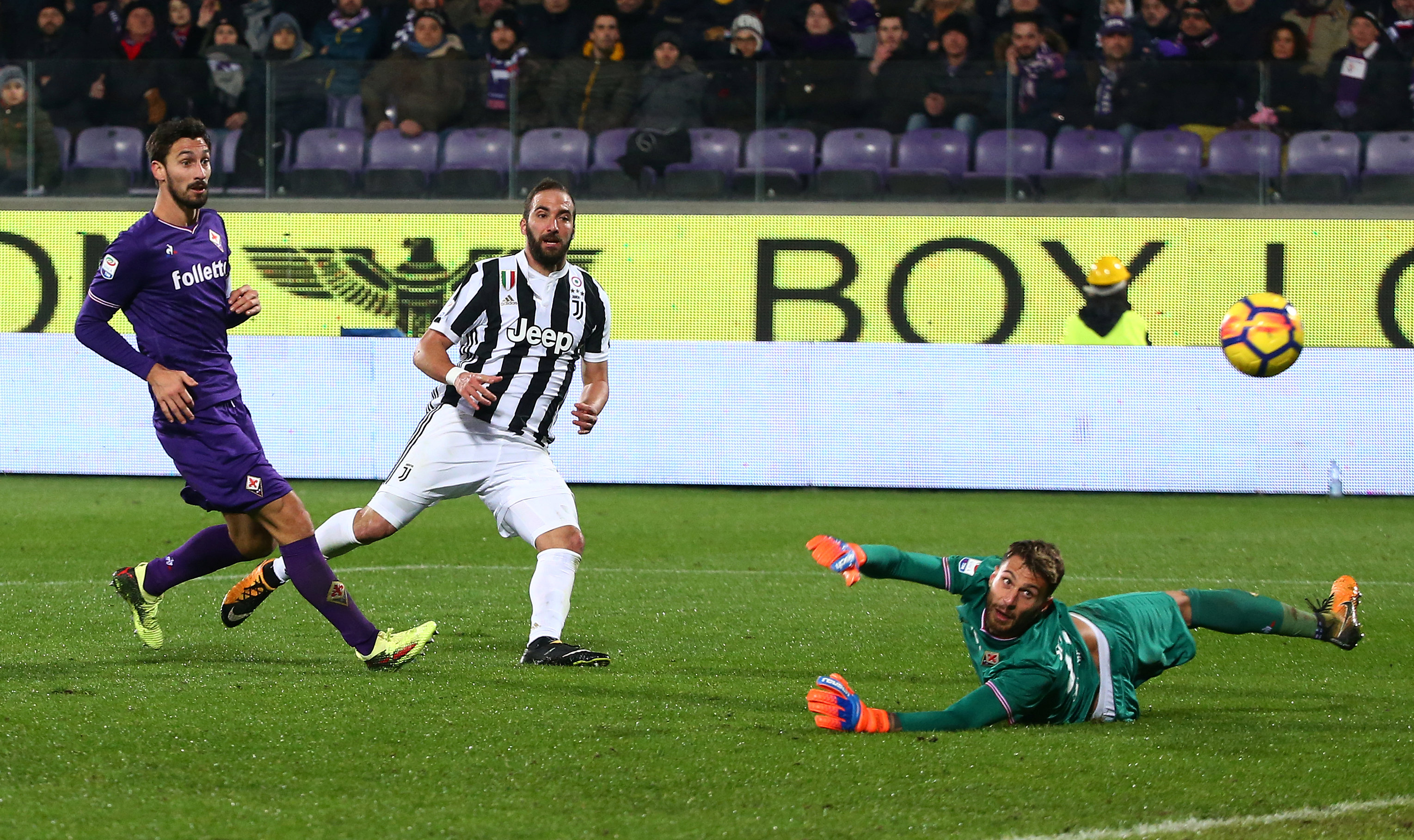 Pha dứt điểm nâng tỉ số lên 2-0 cho Juventus của Higuain. Ảnh: REUTERS