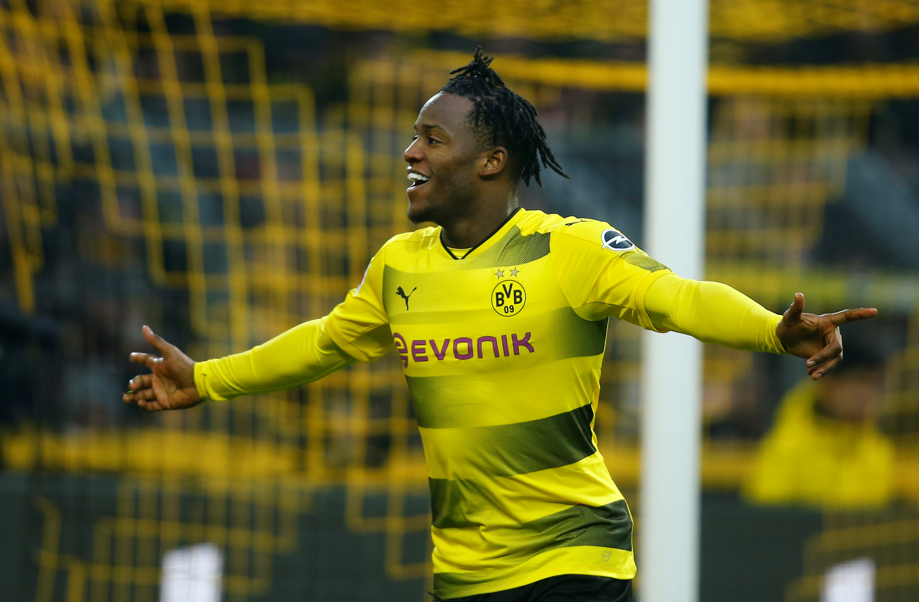 Batshuayi ăn mừng bàn mở tỉ số cho Dortmund. Ảnh: REUTERS