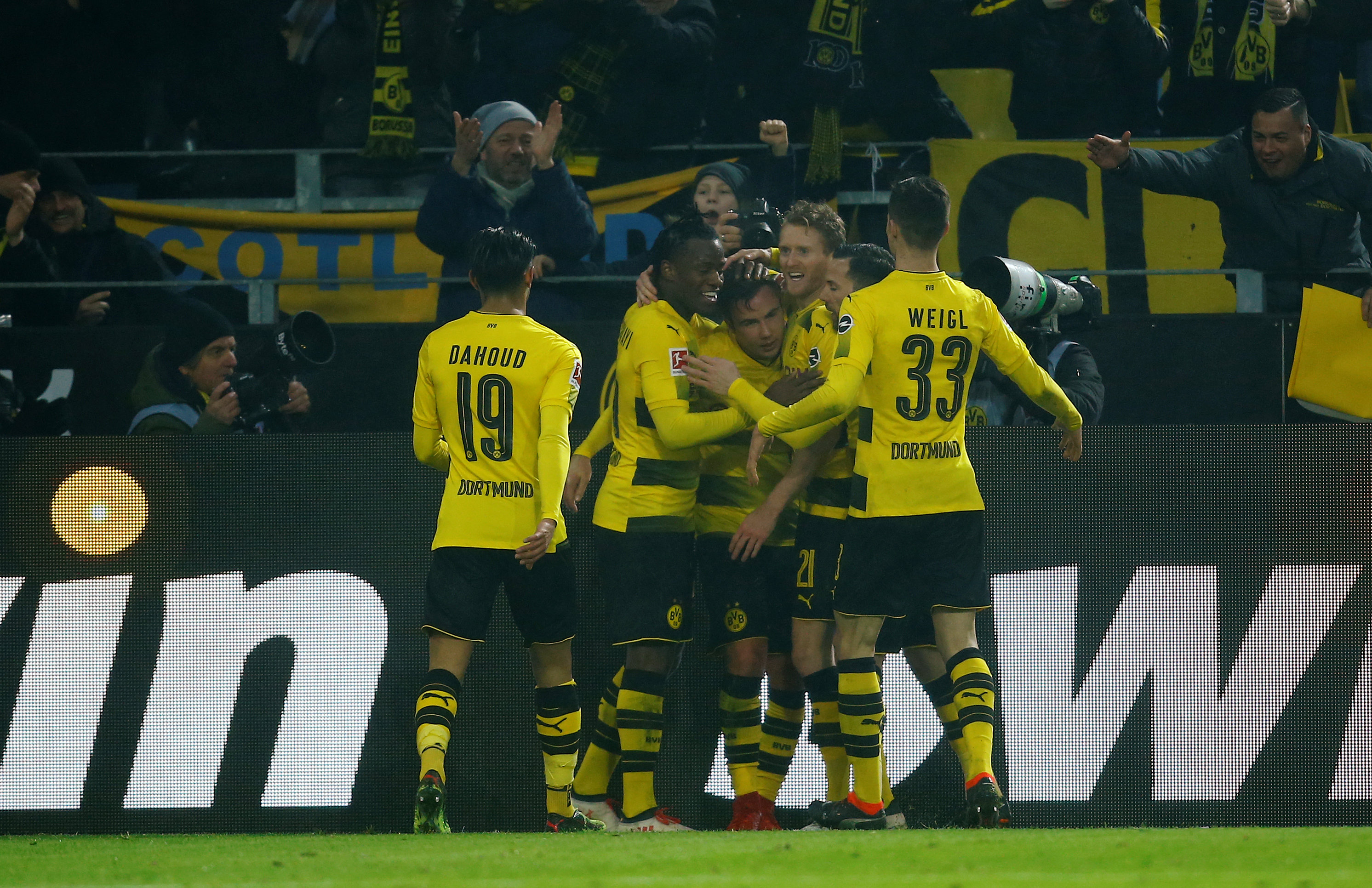 Niềm vui của các cầu thủ Dortmund sau khi Goetze nâng tỉ số lên 2-0. Ảnh: REUTERS