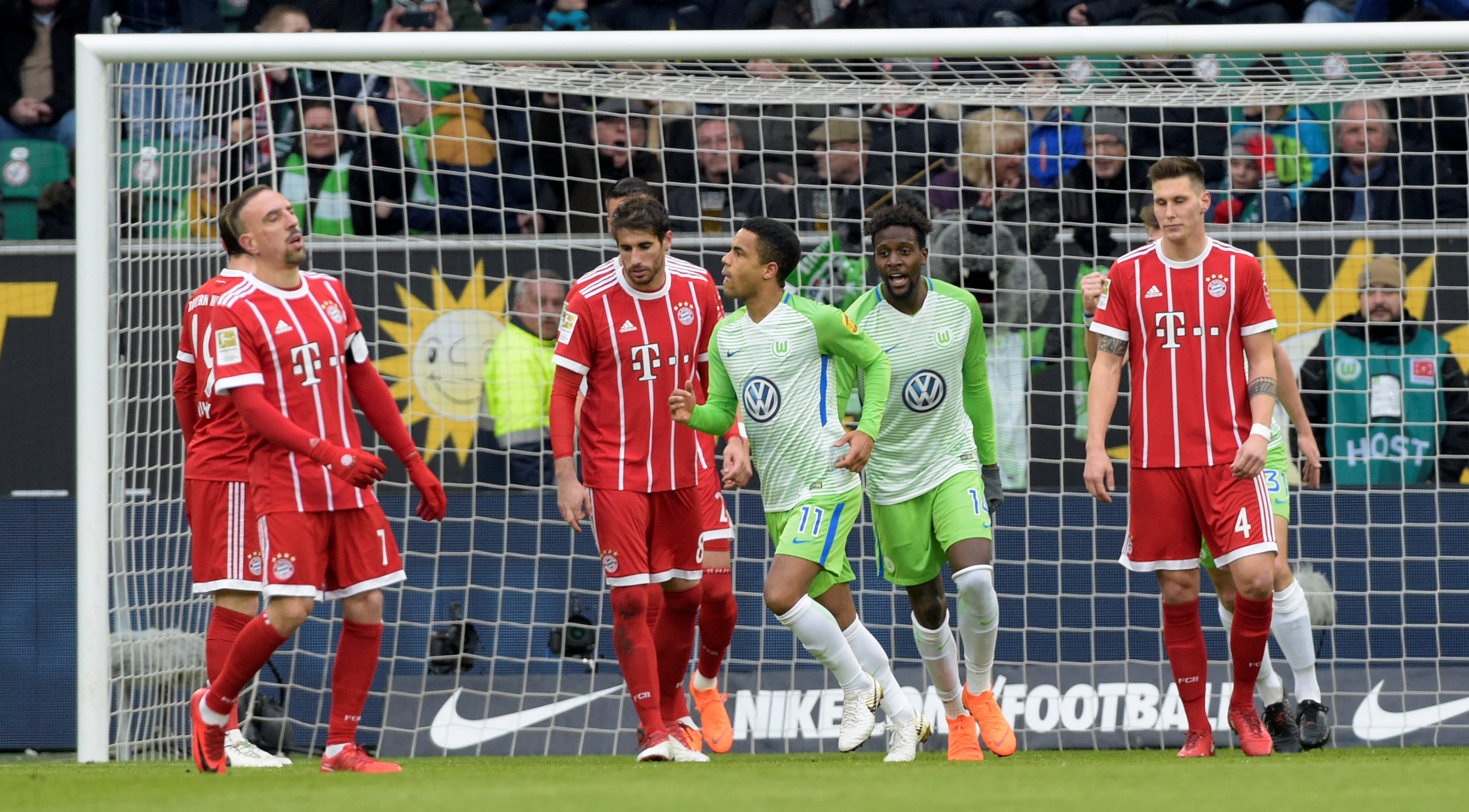 Didavi (giữa) - tác giả bàn mở tỉ số cho Wolfsburg. Ảnh: REUTERS