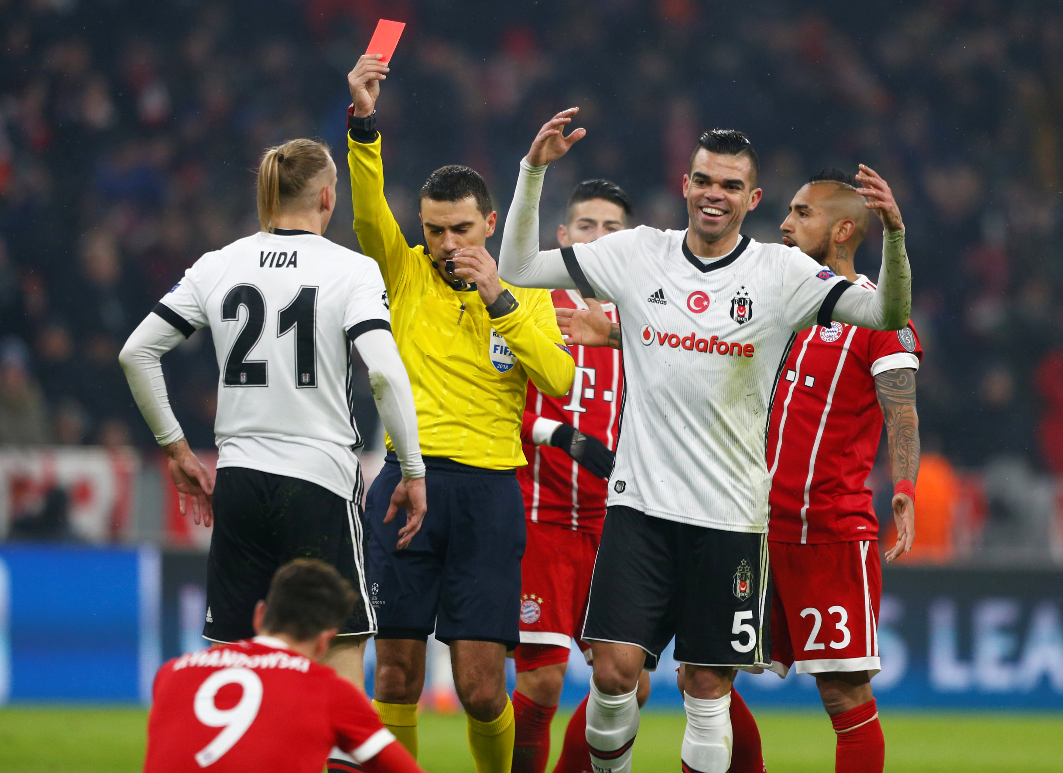 Chiếc thẻ đỏ của Vida (21) khiến Besiktas thảm bại trước B.M. Ảnh: REUTERS