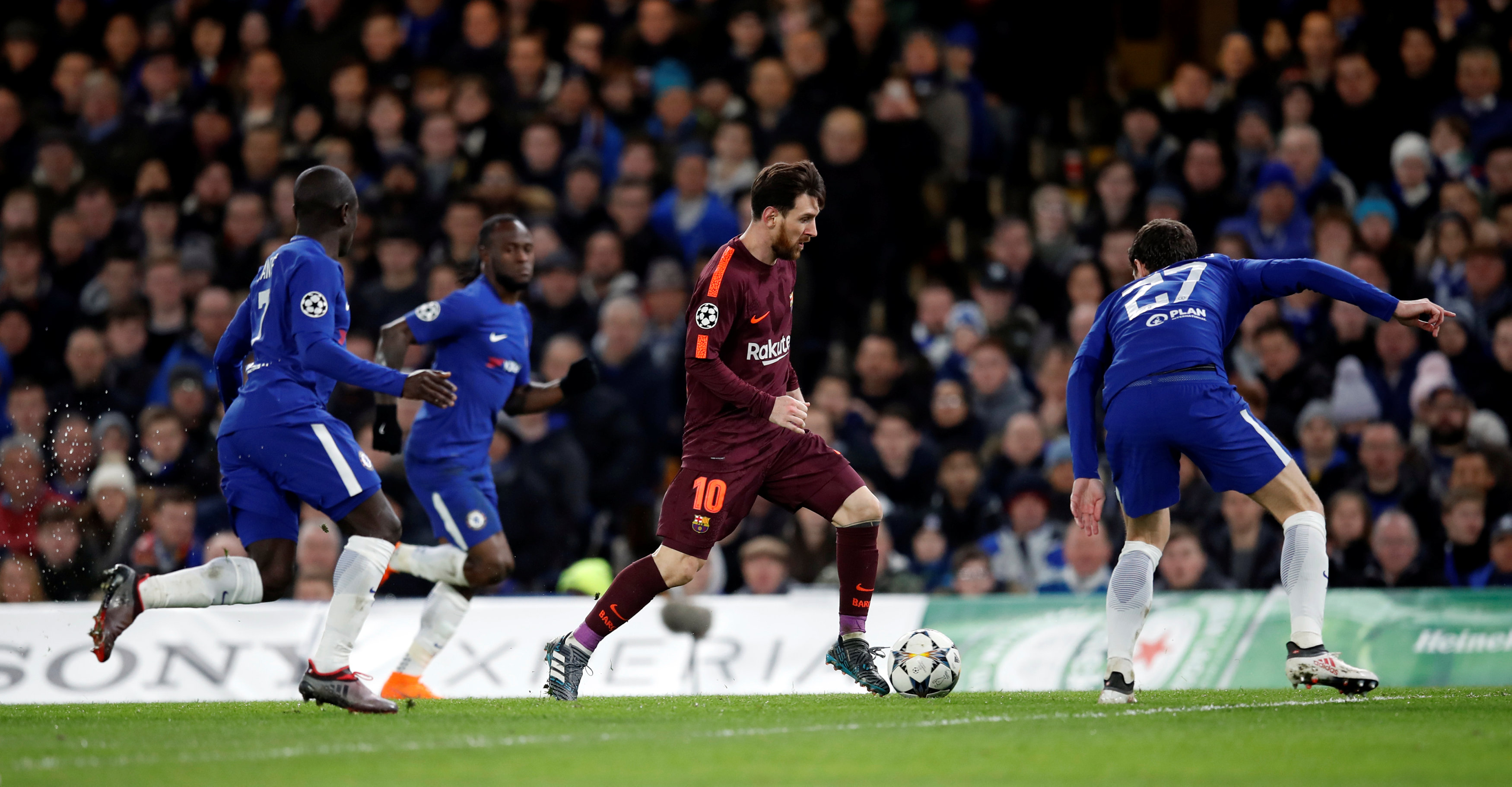 Messi luôn bị các cầu thủ Chelsea vây chặt mỗi khi có bóng. Ảnh: REUTERS