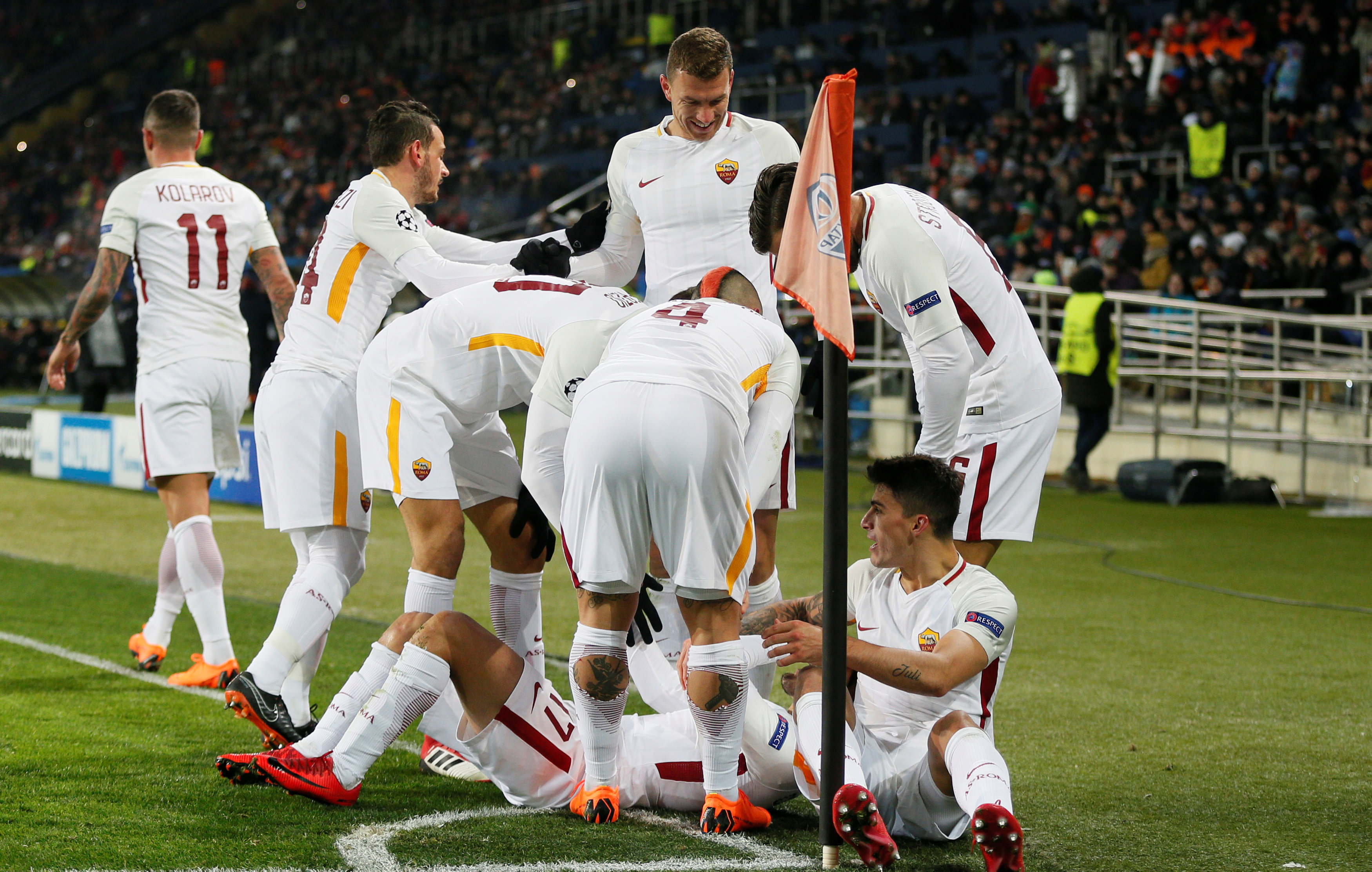 Niềm vui của các cầu thủ Roma sau khi có bàn mở tỉ số. Ảnh: REUTERS