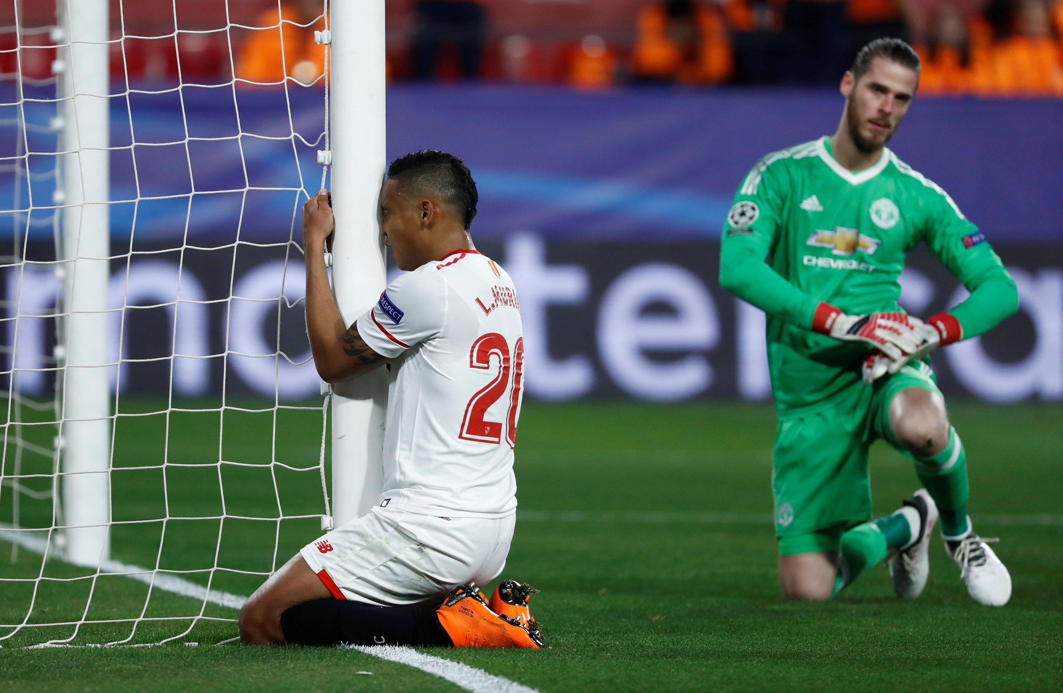Tiền đạo Luis Muriel tiếc nuối sau khi không đánh bại được thủ môn De Gea. Ảnh: REUTERS
