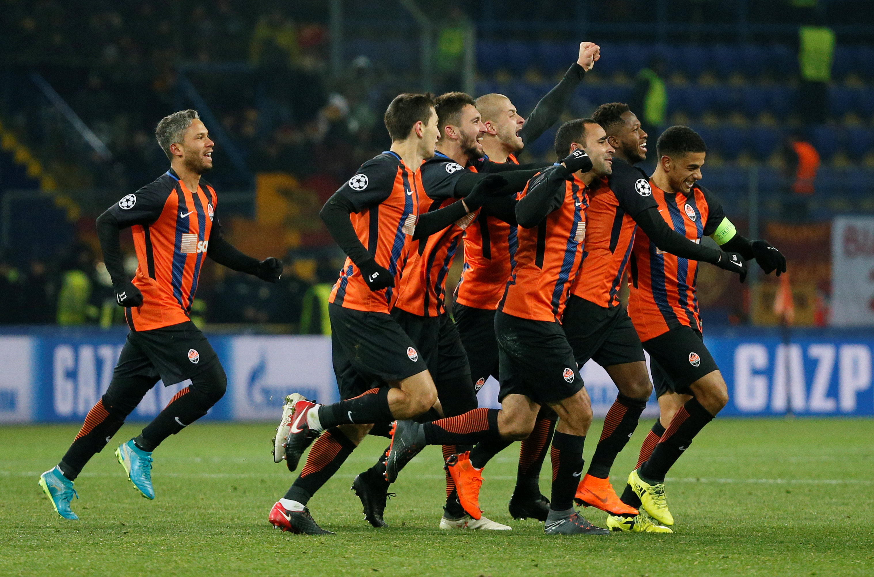Các cầu thủ Shakhtar Donetsk ăn mừng bàn gỡ 1-1. Ảnh: REUTERS