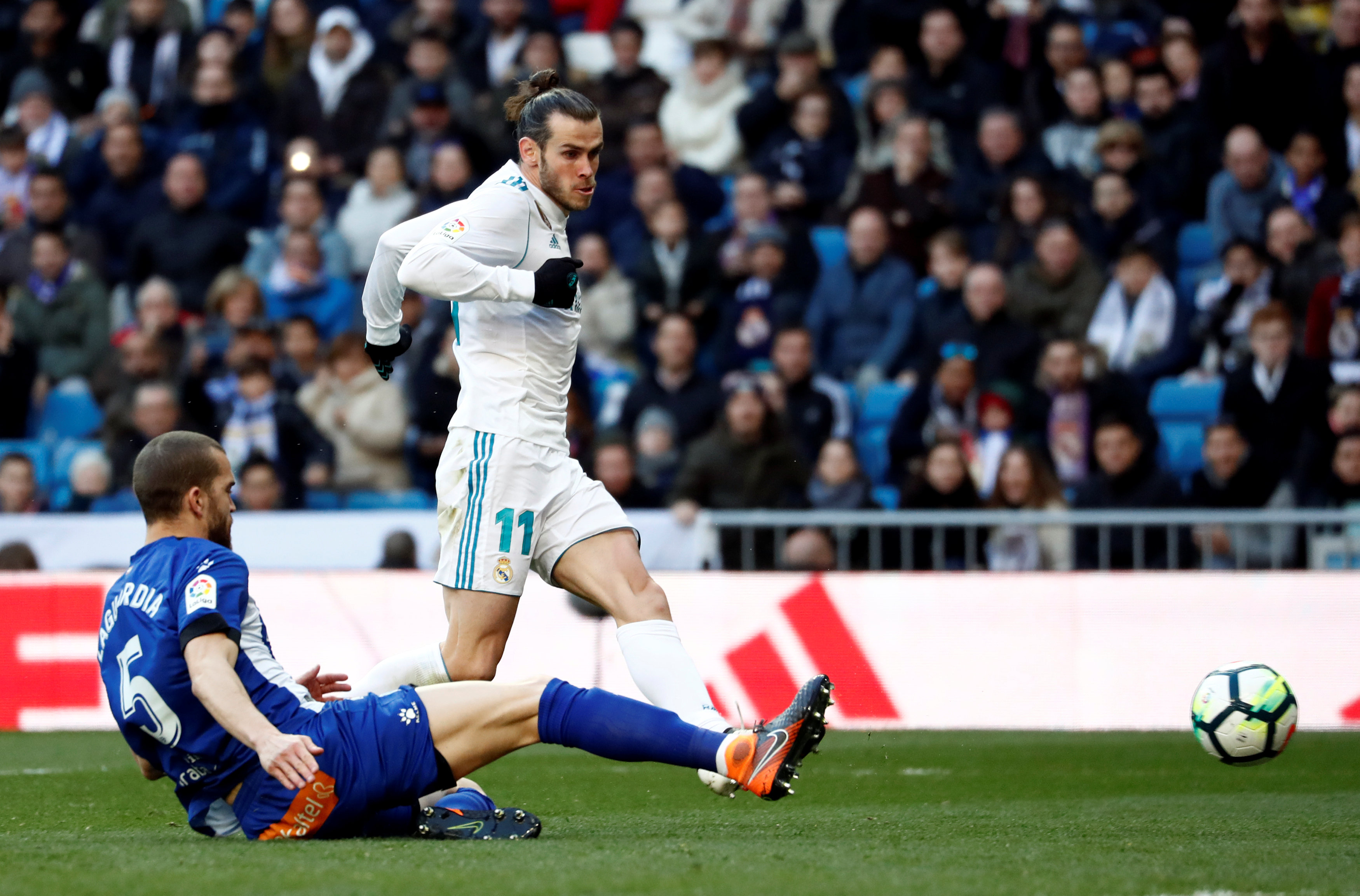 Pha dứt điểm nâng tỉ số lên 2-0 cho R.M của Bale. Ảnh: REUTERS