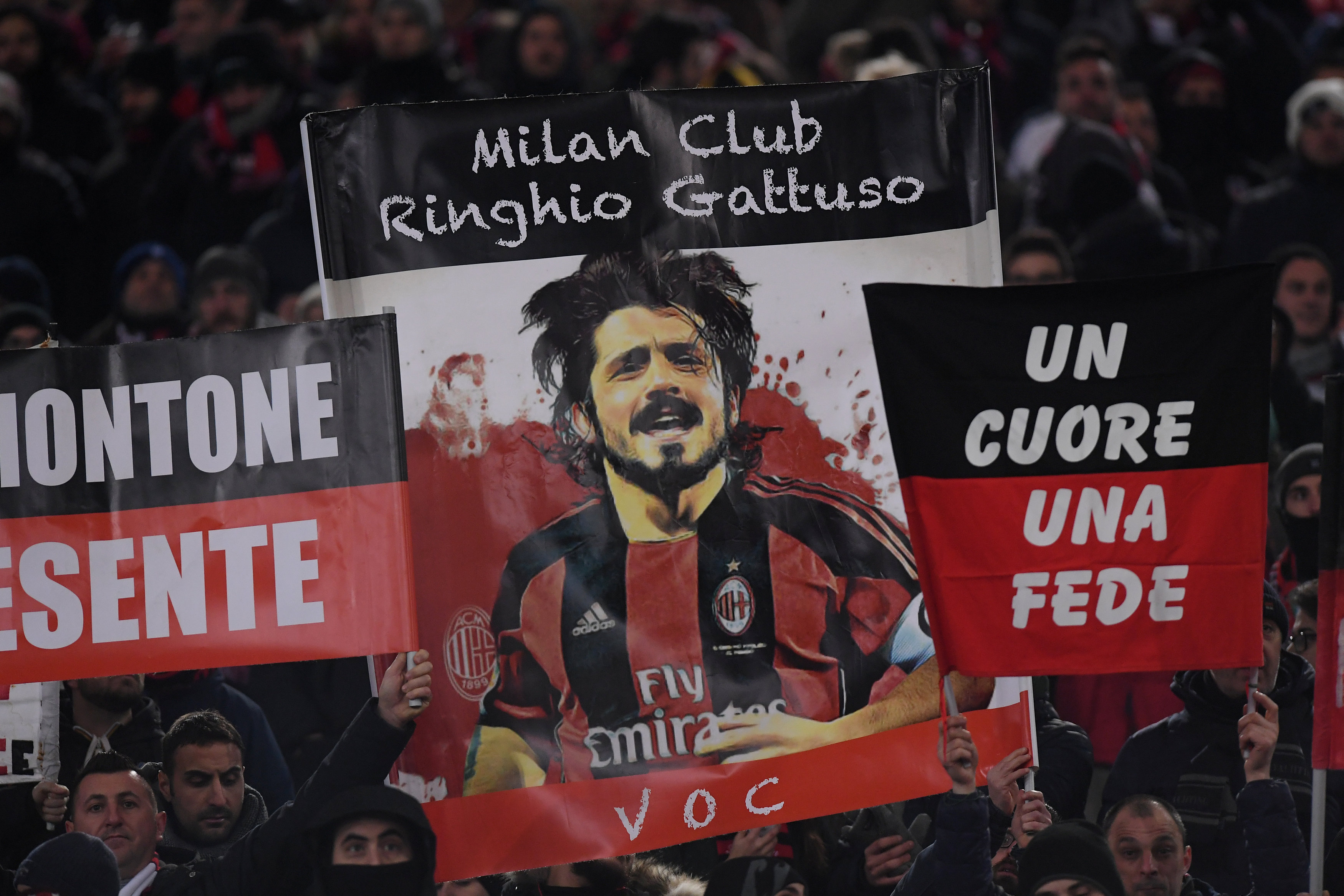 CĐV AC Milan gương cao hình Gattuso trong trận thắng Lazio. Ảnh: REUTERS