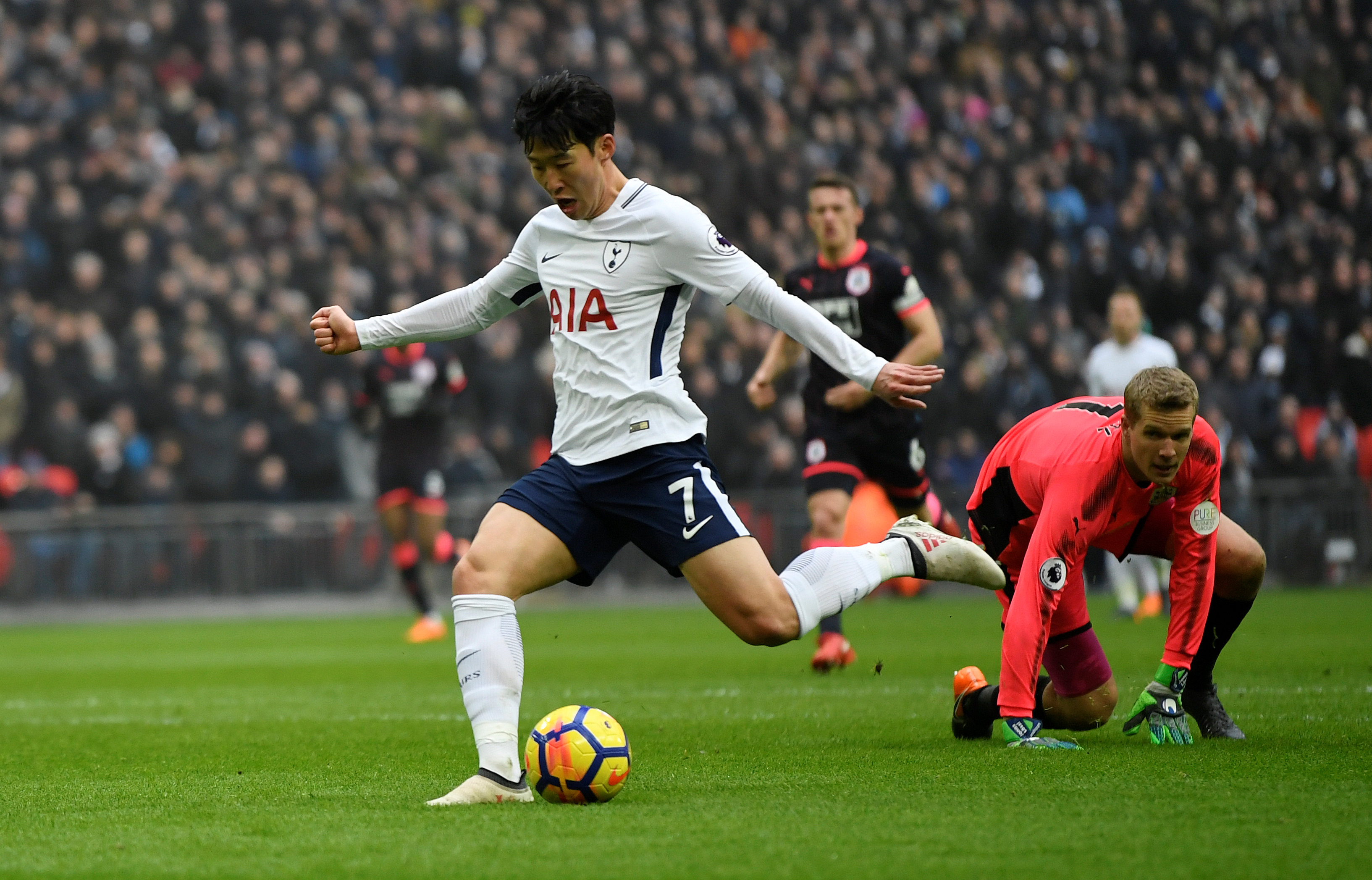 Pha dứt điểm mở tỉ số cho Tottenham của Son Heung-Min. Ảnh: REUTERS