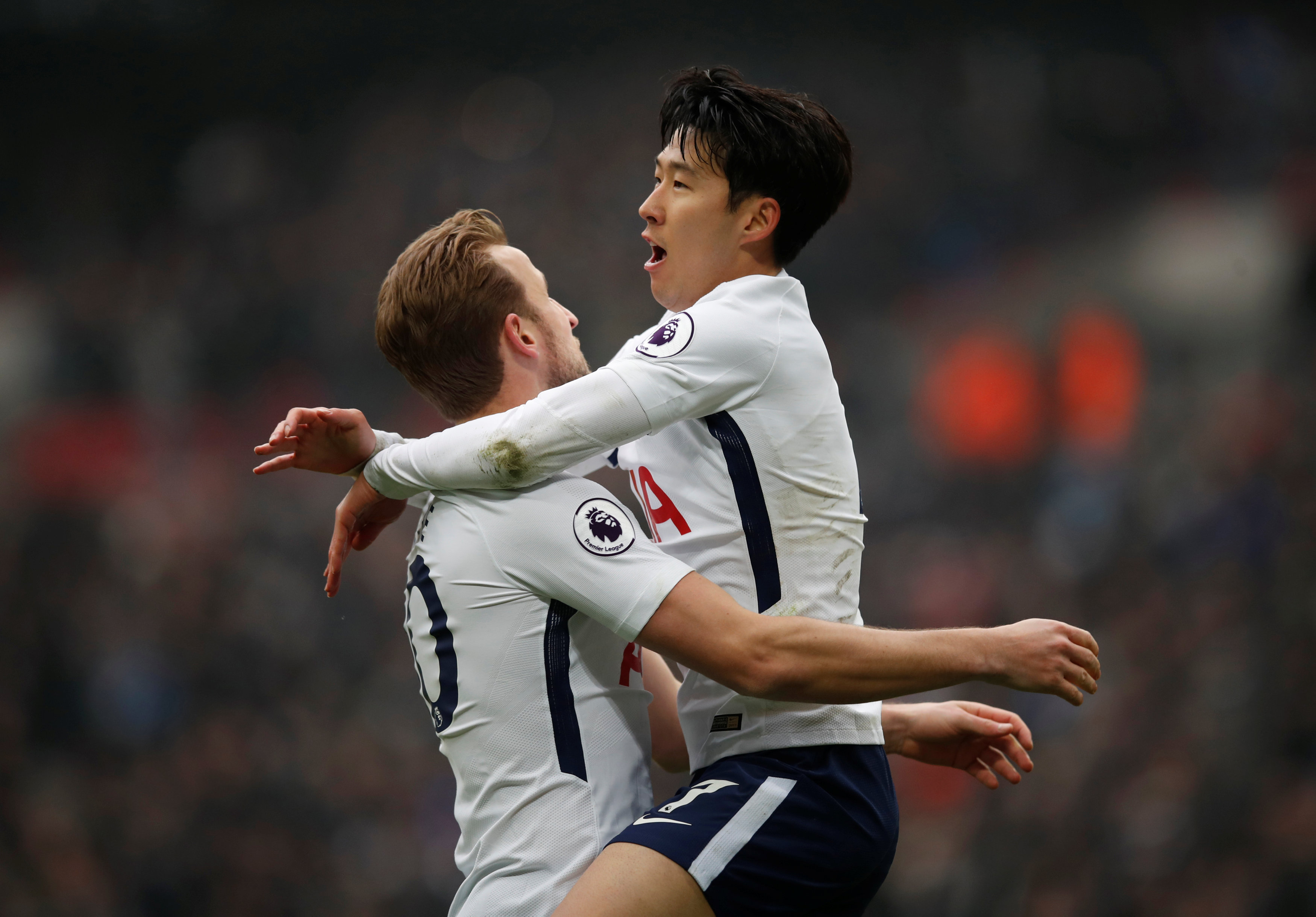 Niềm vui của Son Heung-Min (phải) sau khi nâng tỉ số lên 2-0 cho Tottenham. Ảnh: REUTERS