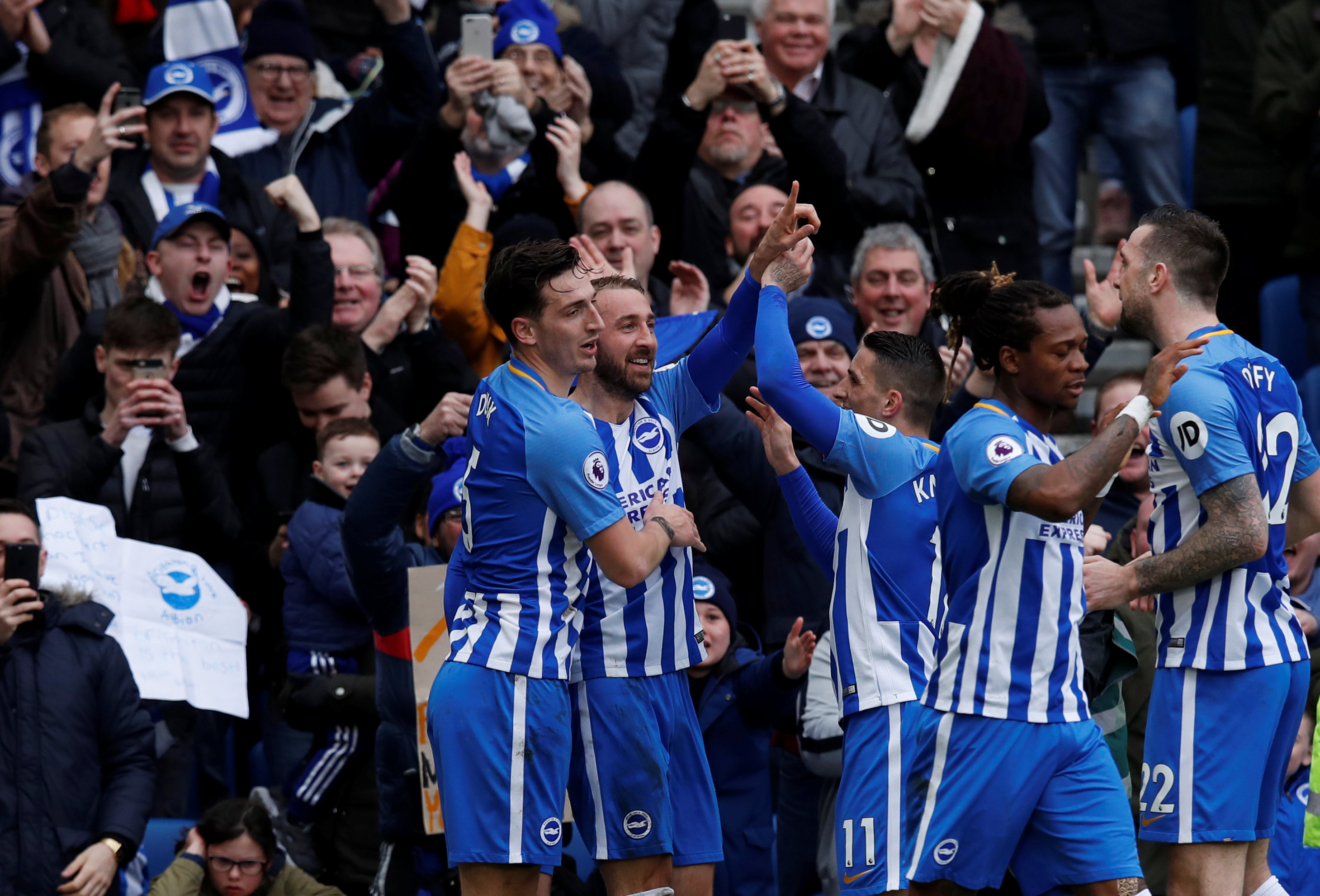 Các cầu thủ Brighton ăn mừng bàn nâng tỉ số lên 2-0. Ảnh: REUTERS