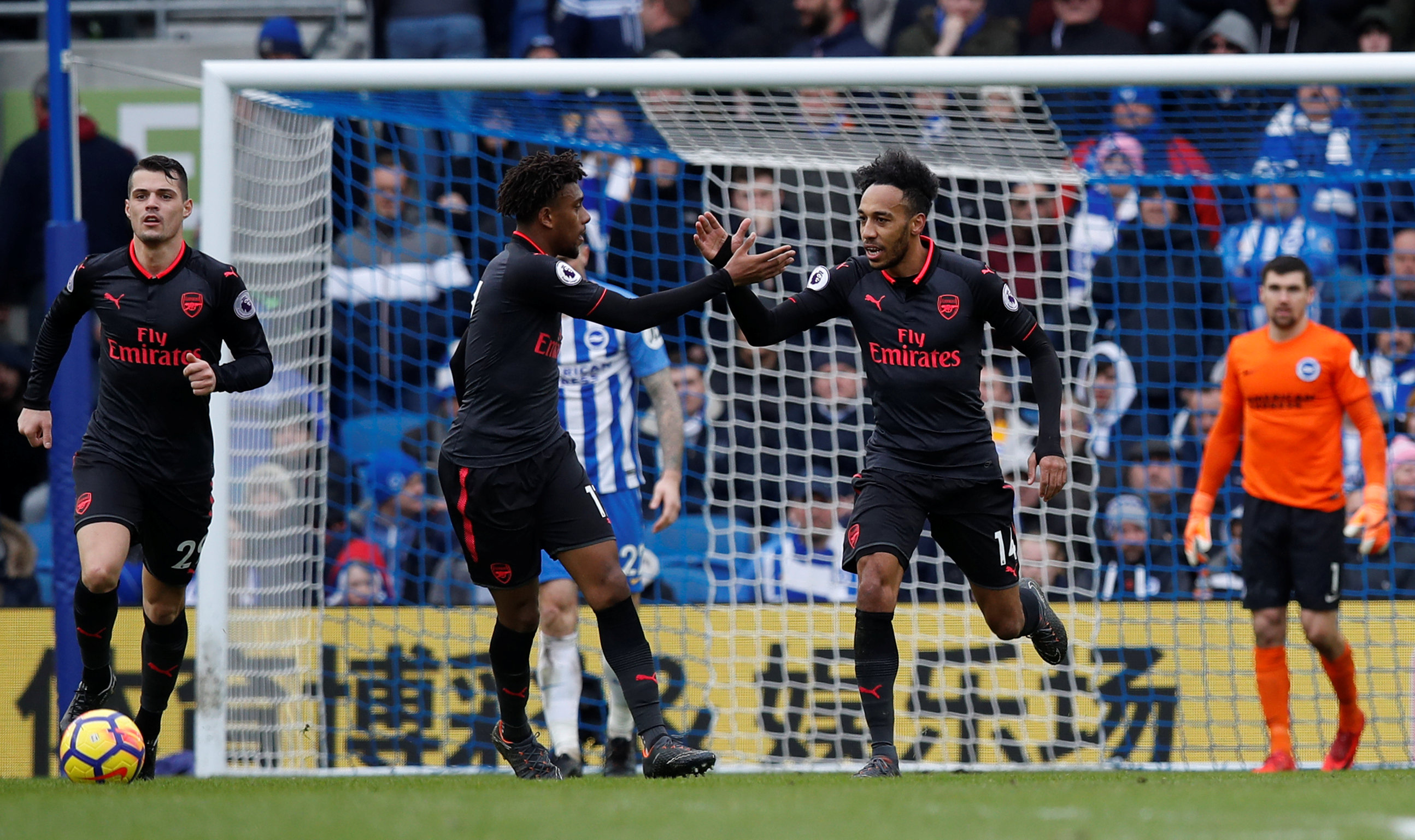Aubameyang (phải) - tác giả bàn rút ngắn tỉ số xuống 1-2 cho Arsenal. Ảnh: REUTERS