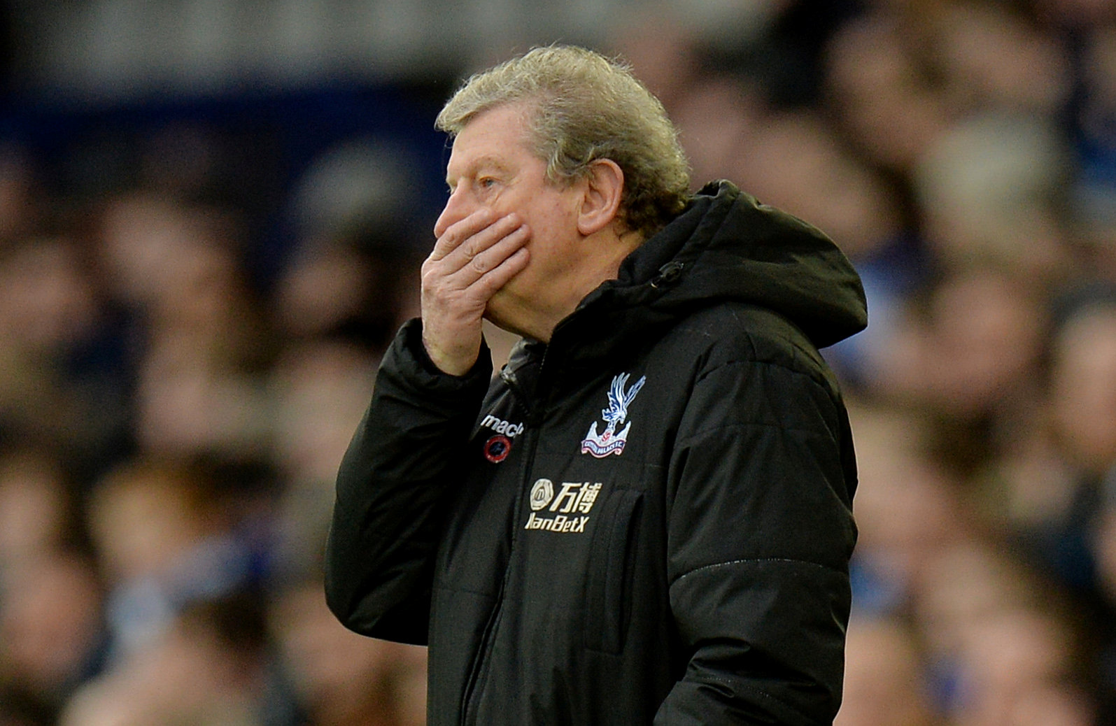 Vẻ mặt thất vọng của HLV Roy Hodgson sau trận thua M.U. Ảnh: REUTERS