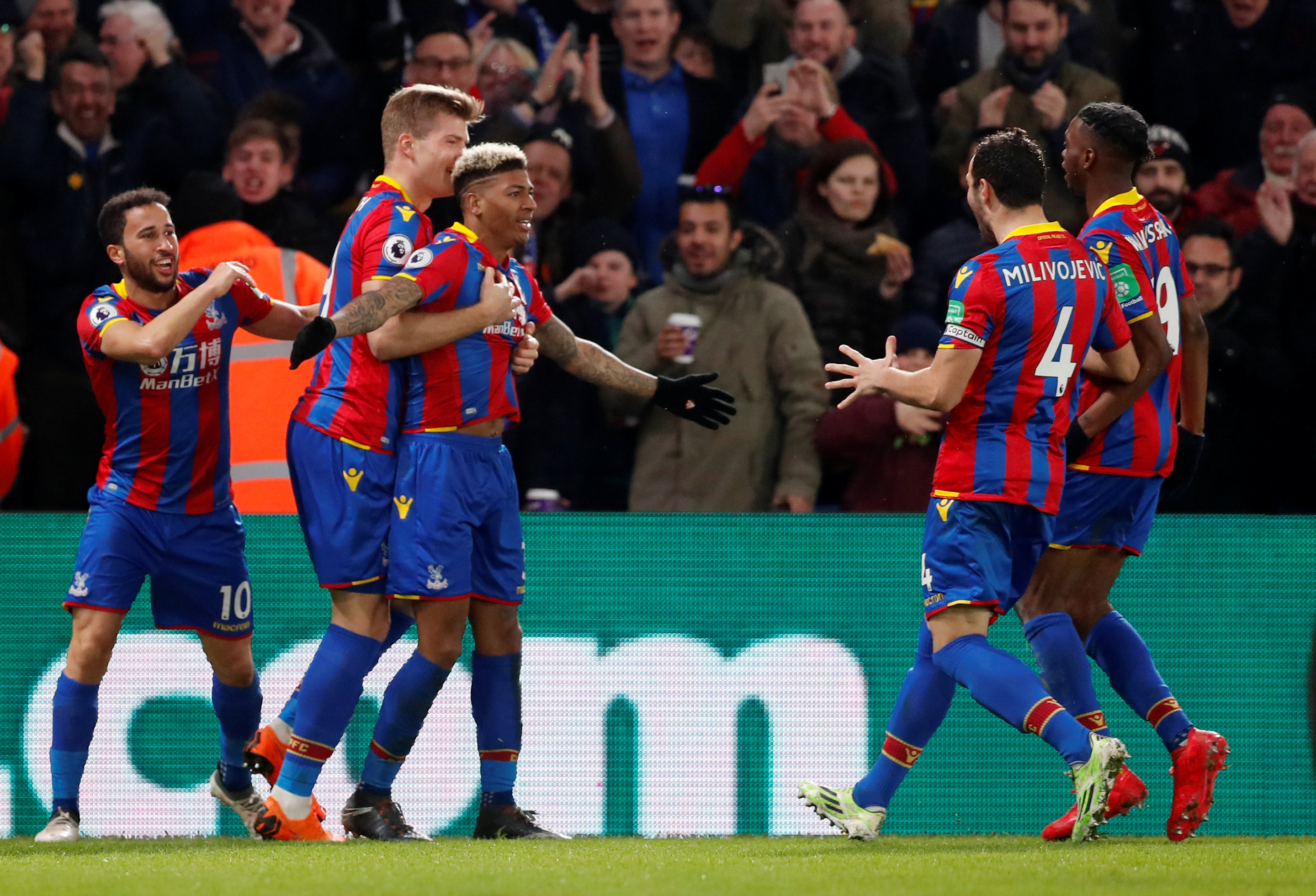 Niềm vui của các cầu thủ Crystal Palace sau khi ghi bàn vào lưới M.U. Ảnh: REUTERS