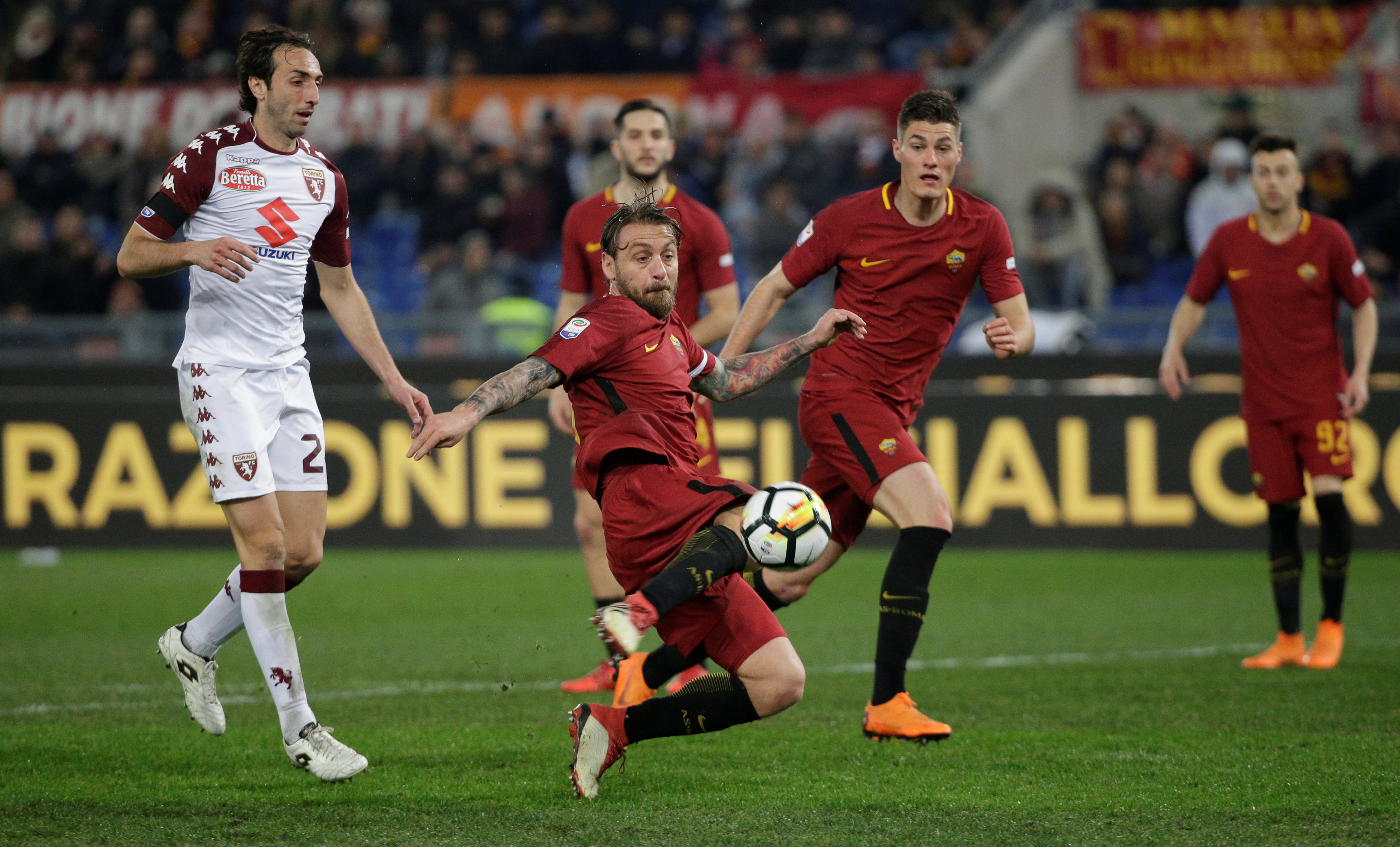 Pha lao người dứt điểm nâng tỉ số lên 2-0 cho Roma của De Rossi. Ảnh: REUTERS