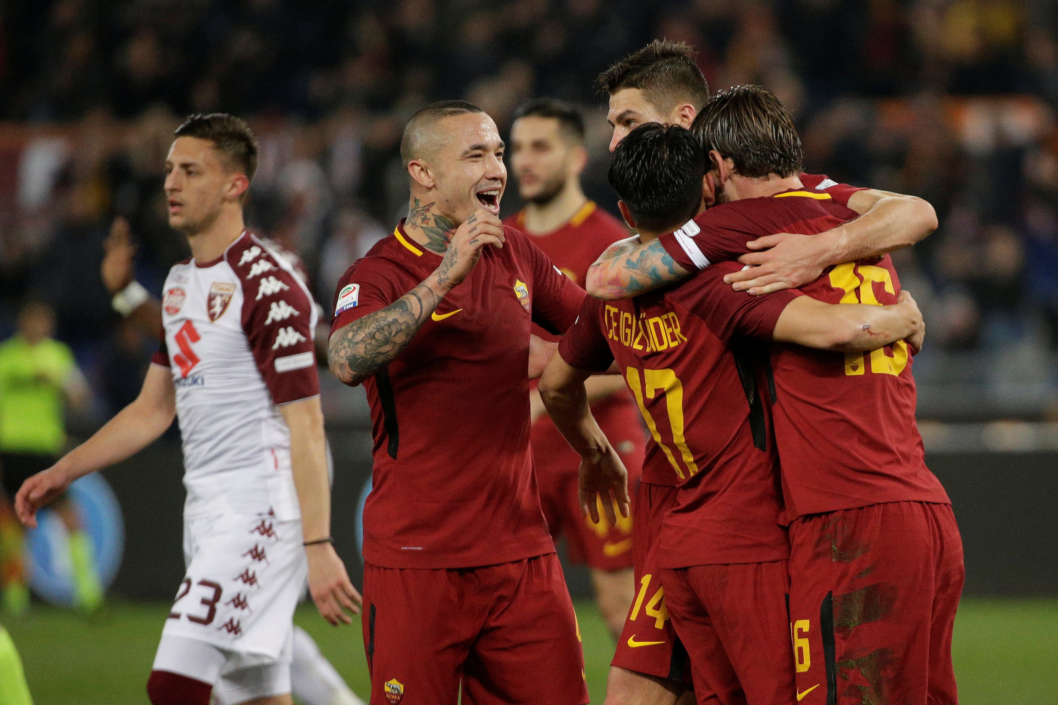 Niềm vui của các cầu thủ Roma sau khi ghi bàn vào lưới Torino. Ảnh: REUTERS