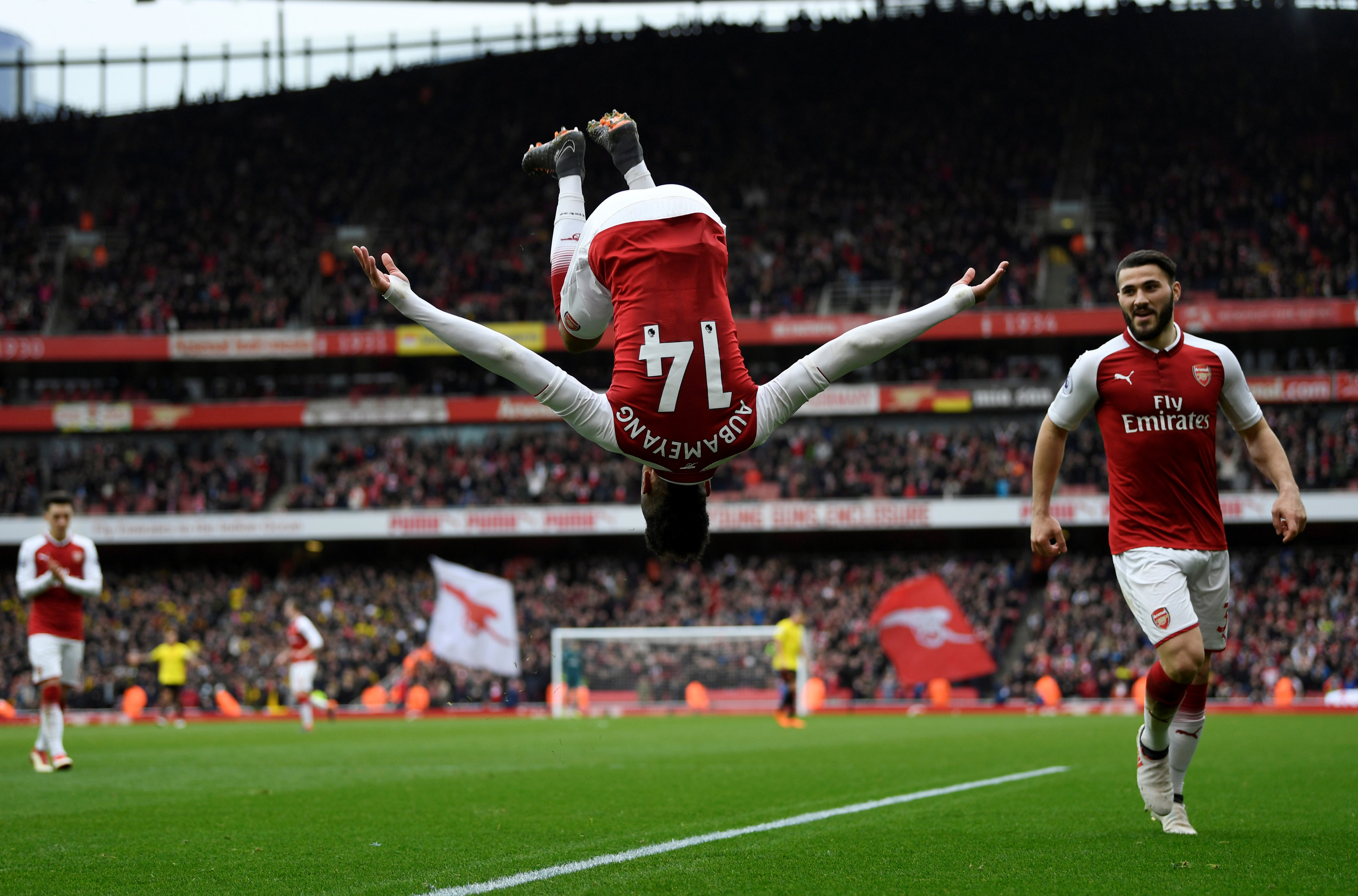 Aubameyang thực hiện cú santo ăn mừng bàn nâng tỉ số lên 2-0 cho Arsenal. Ảnh: REUTERS