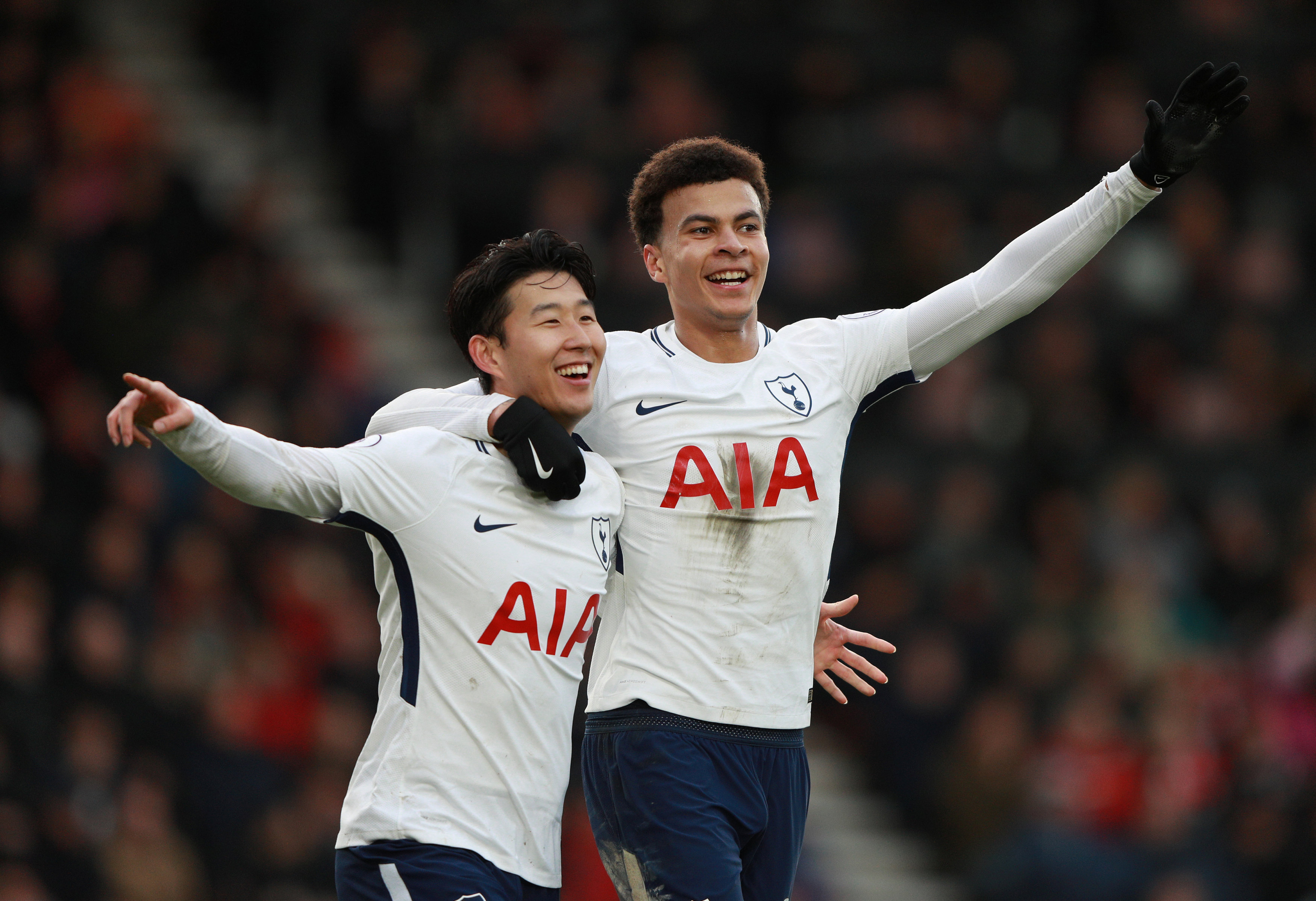 Niềm vui của Dele Alli (phải) và Son Heung-Min sau khi ghi bàn cho Tottenham. Ảnh: REUTERS