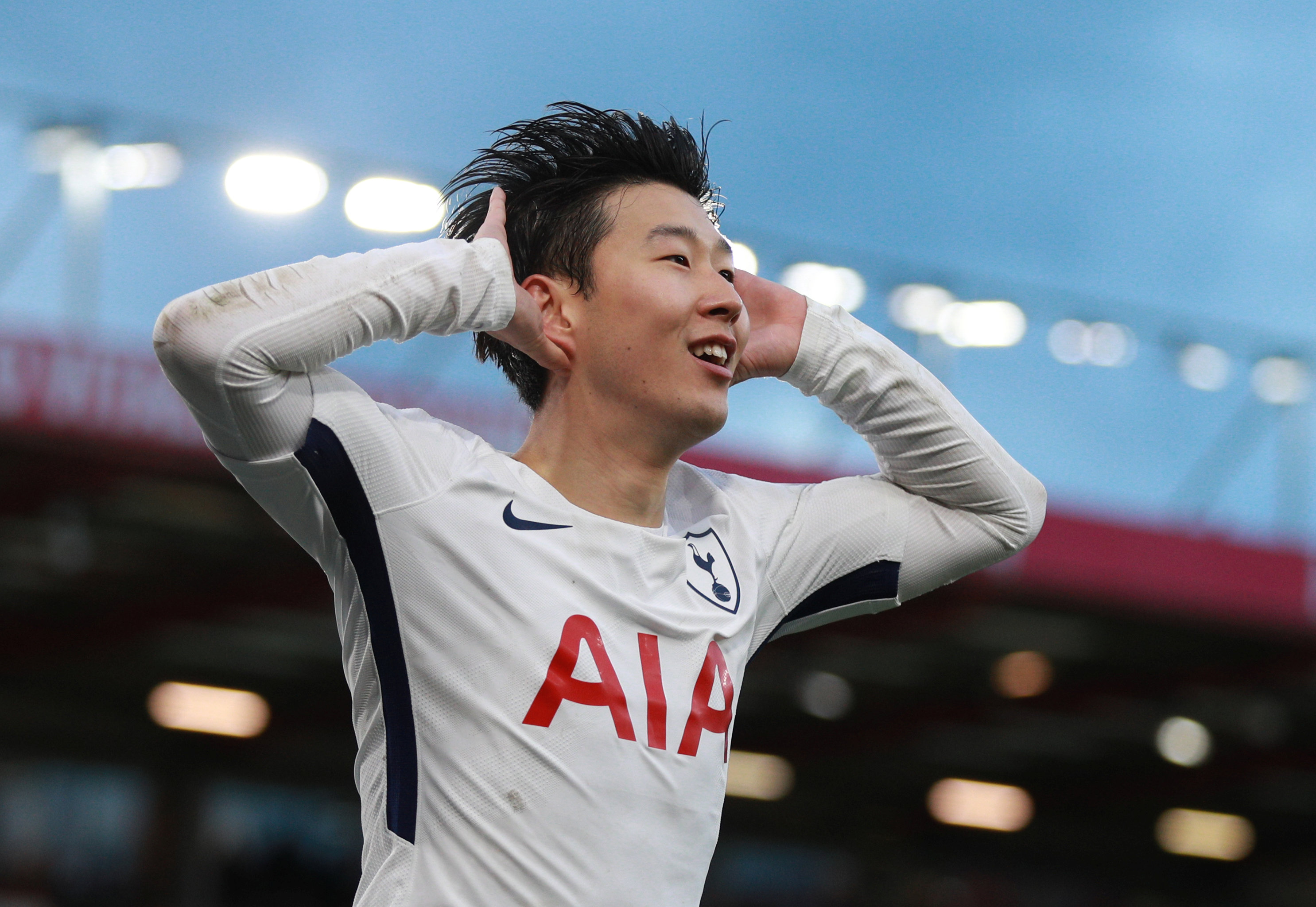 Son Heung-Min ăn mừng bàn nâng tỉ số lên 3-1 cho Tottenham. Ảnh: REUTERS