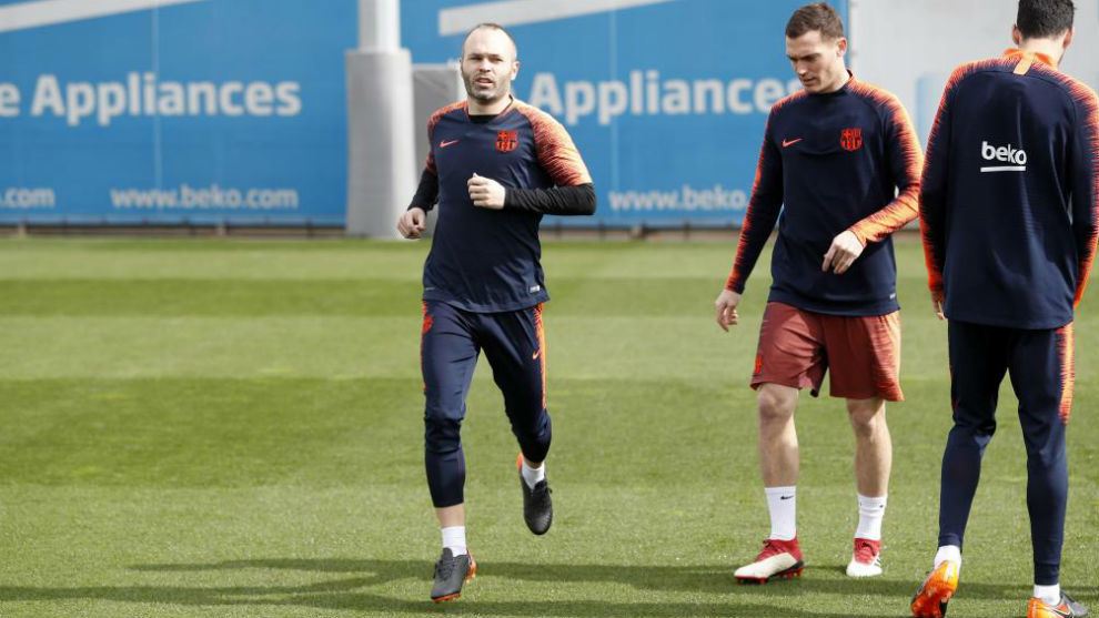 Iniesta tập luyện trở lại cùng các đồng đội. Ảnh: MARCA