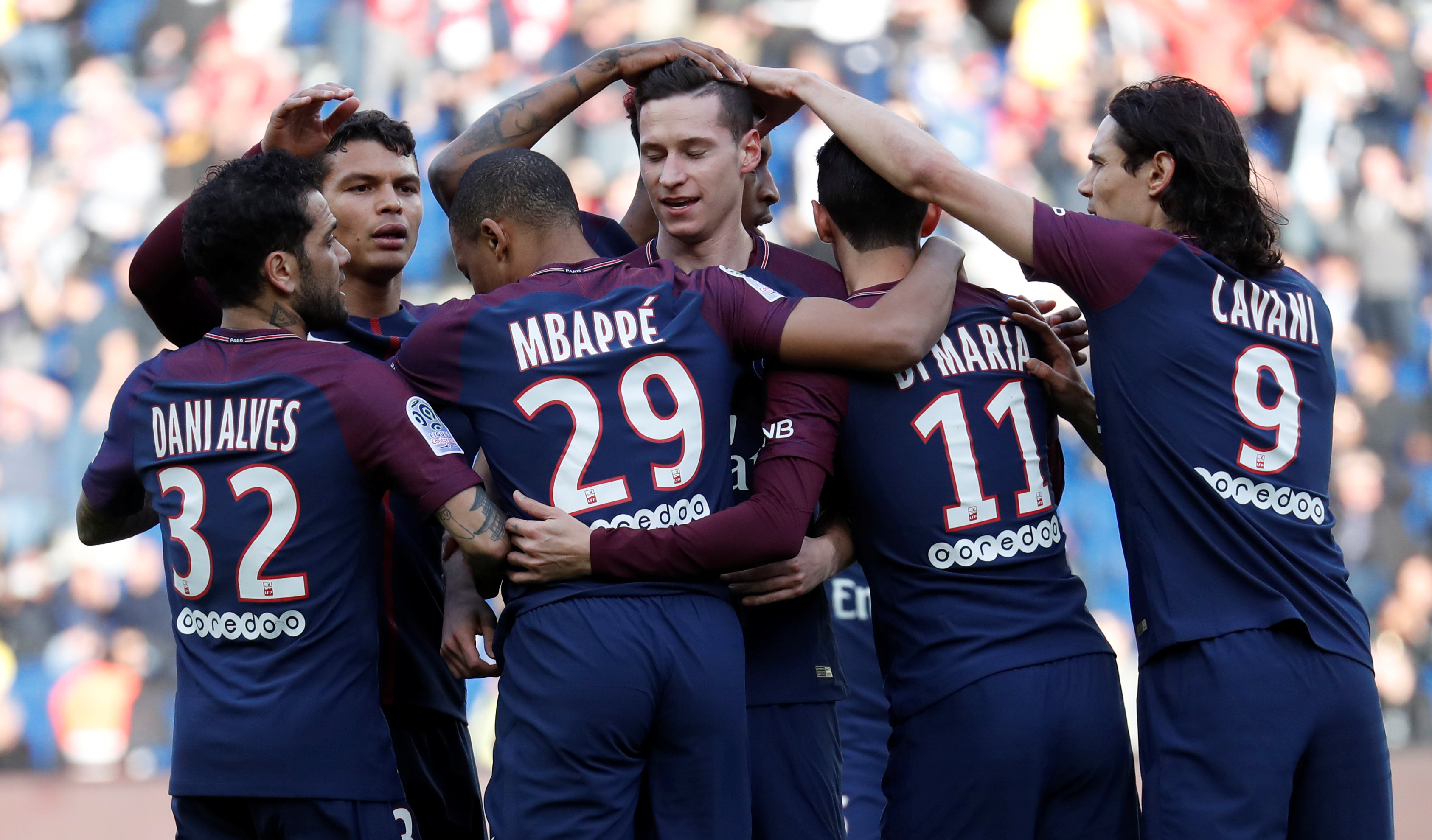 Niềm vui của các cầu thủ PSG sau khi ghi bàn vào lưới Angers. Ảnh: REUTERS