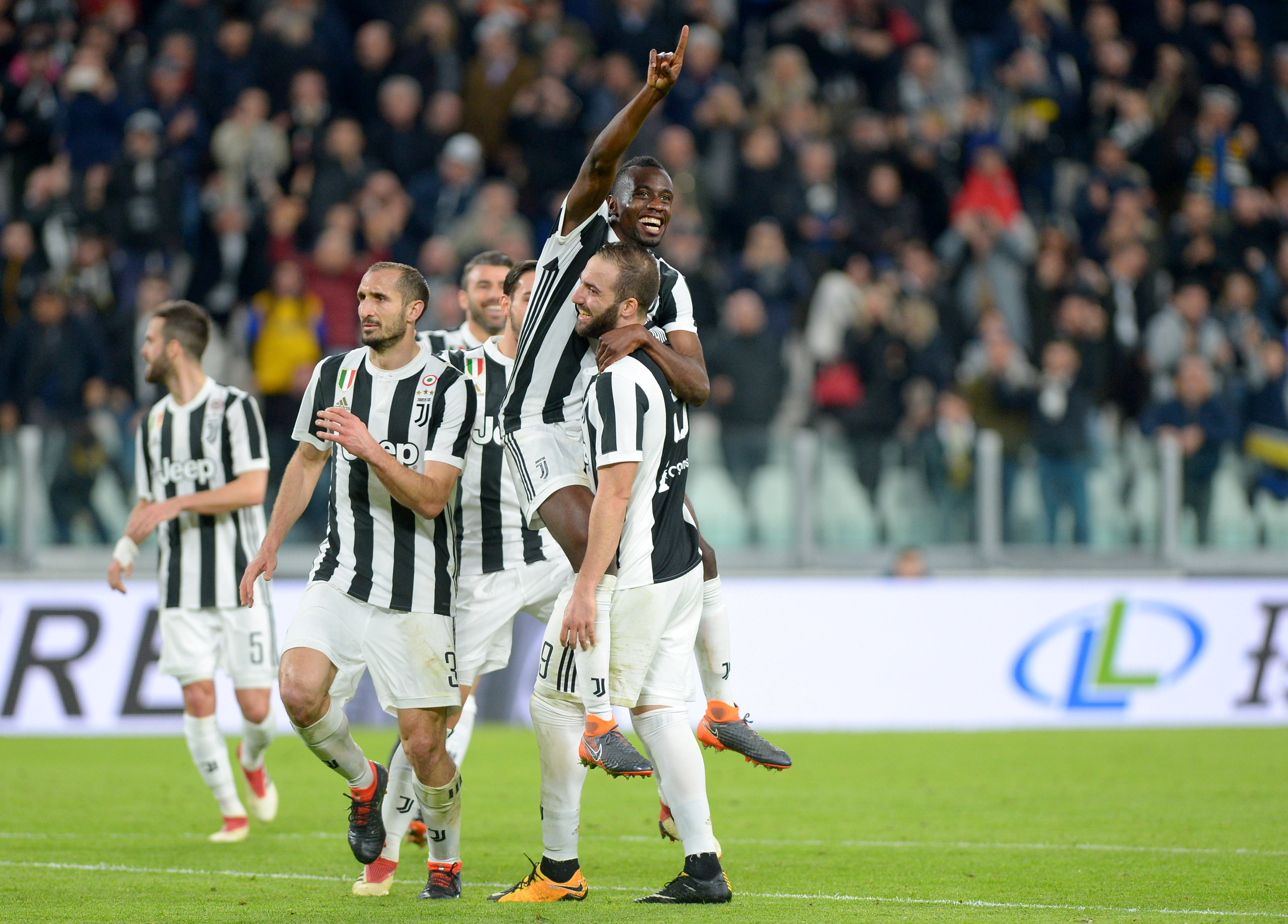 Niềm vui của các cầu thủ Juventus sau khi Matuidi nâng tỉ số lên 2-0. Ảnh: REUTERS