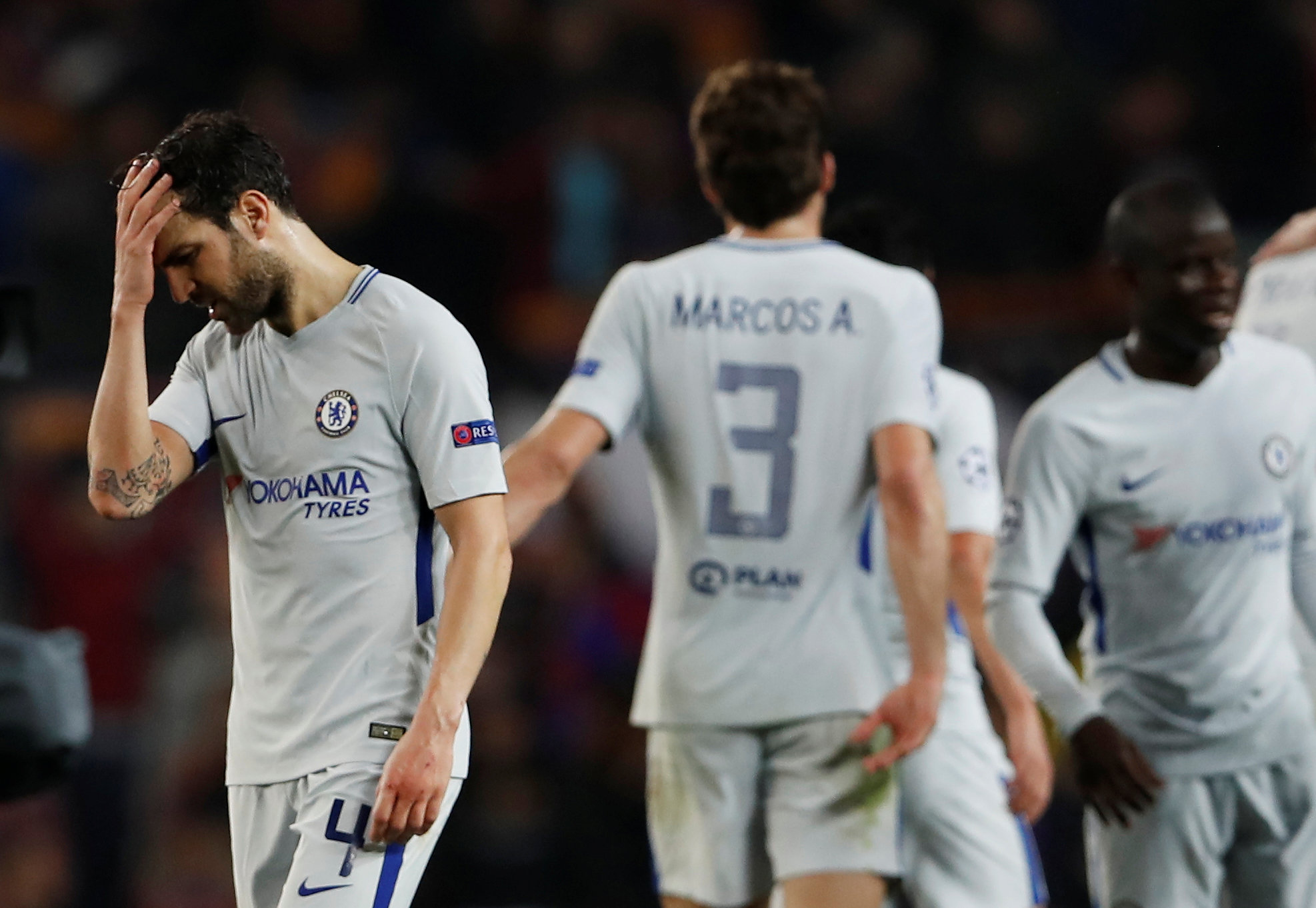 Nỗi thất vọng của các cầu thủ Chelsea sau trận thua Barcelona. Ảnh: REUTERS