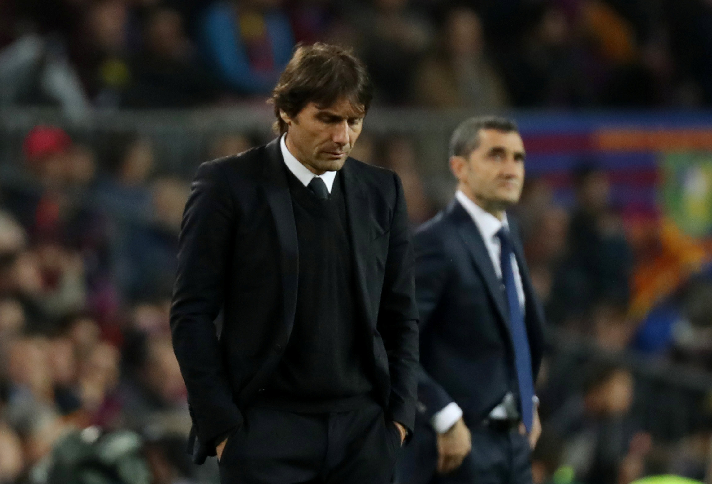 Vẻ mặt thất vọng của HLV Conte sau khi Chelsea thất bại trước Barcelona. Ảnh: REUTERS