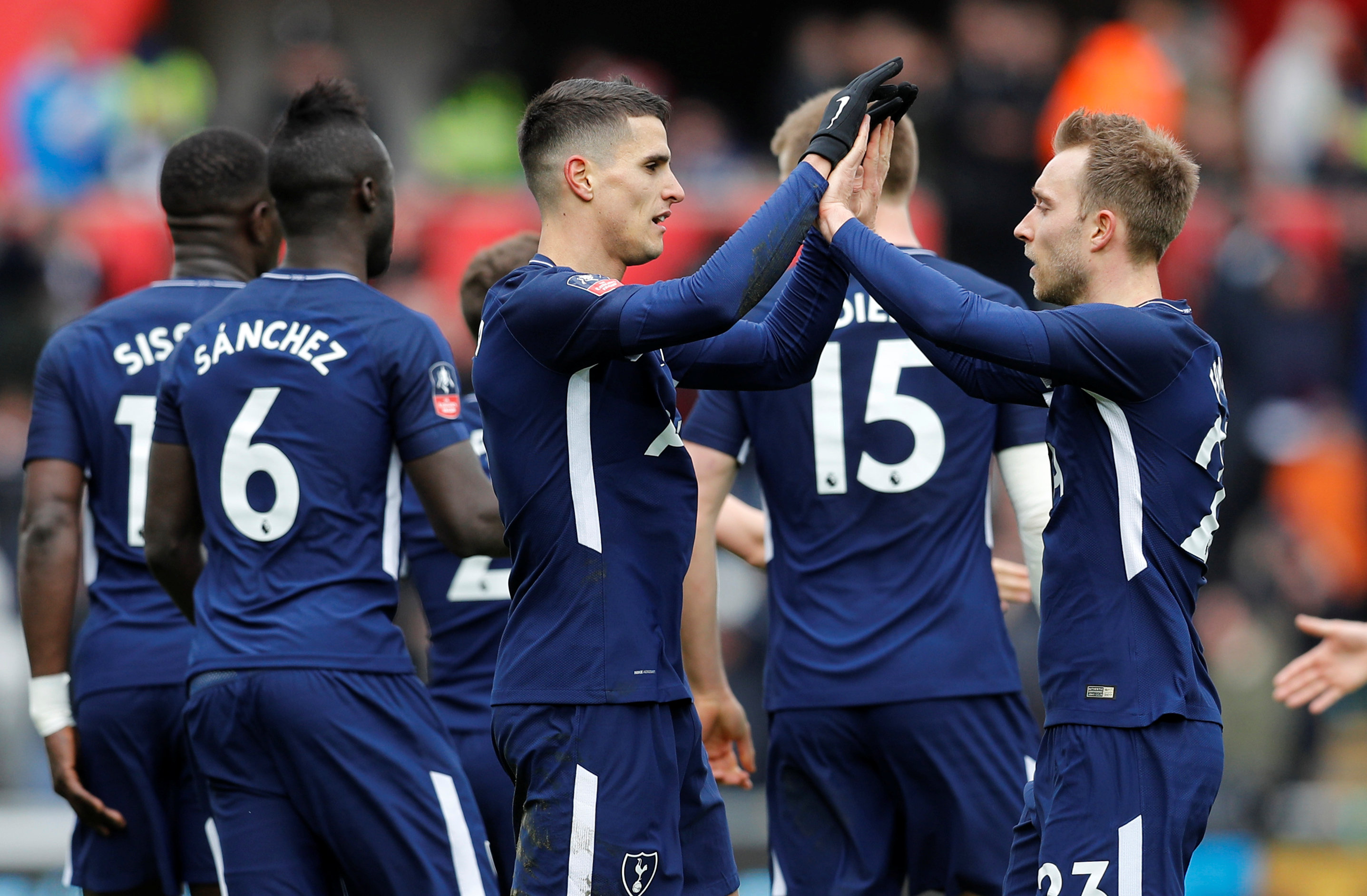 Niềm vui của các cầu thủ Tottenham sau khi Lamela (giữa) nâng tỉ số lên 2-0. Ảnh: REUTERS
