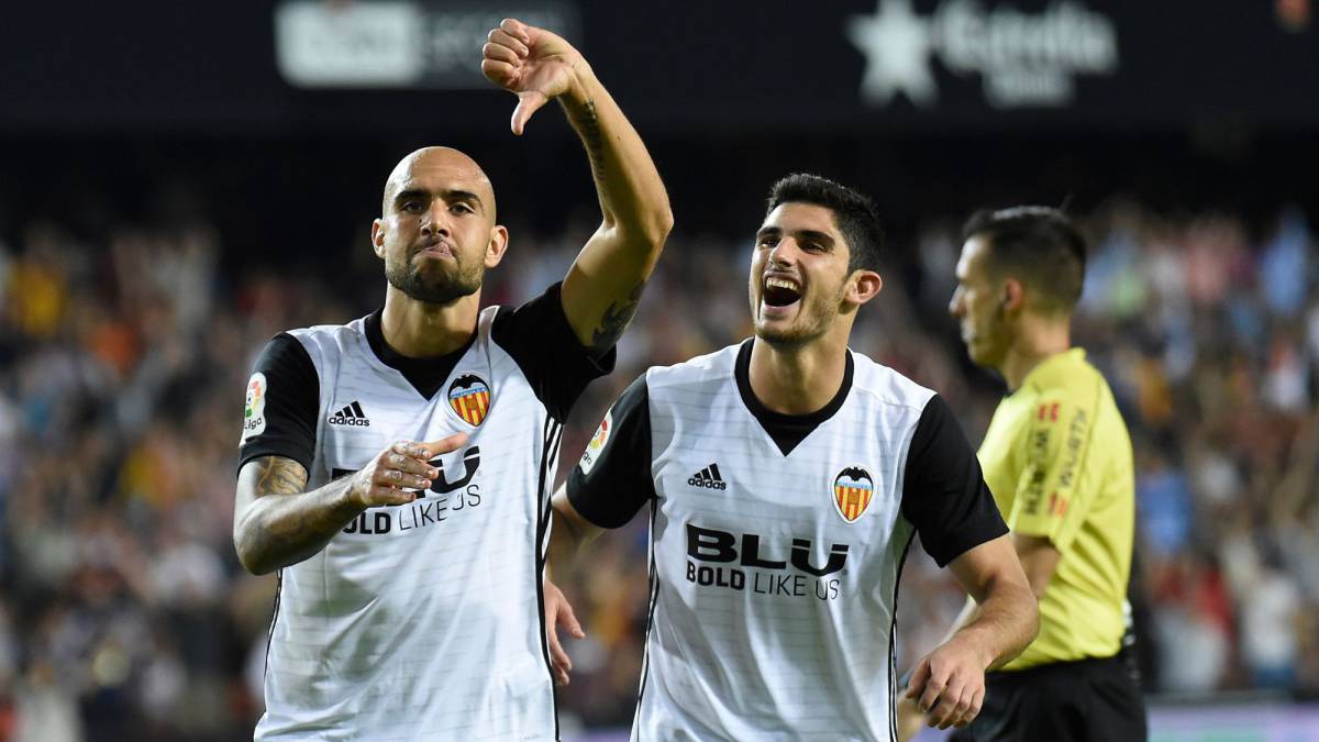 Zaza (trái) ăn mừng bàn nâng tỉ số lên 2-0 cho Valencia. Ảnh: GETTY IMAGES