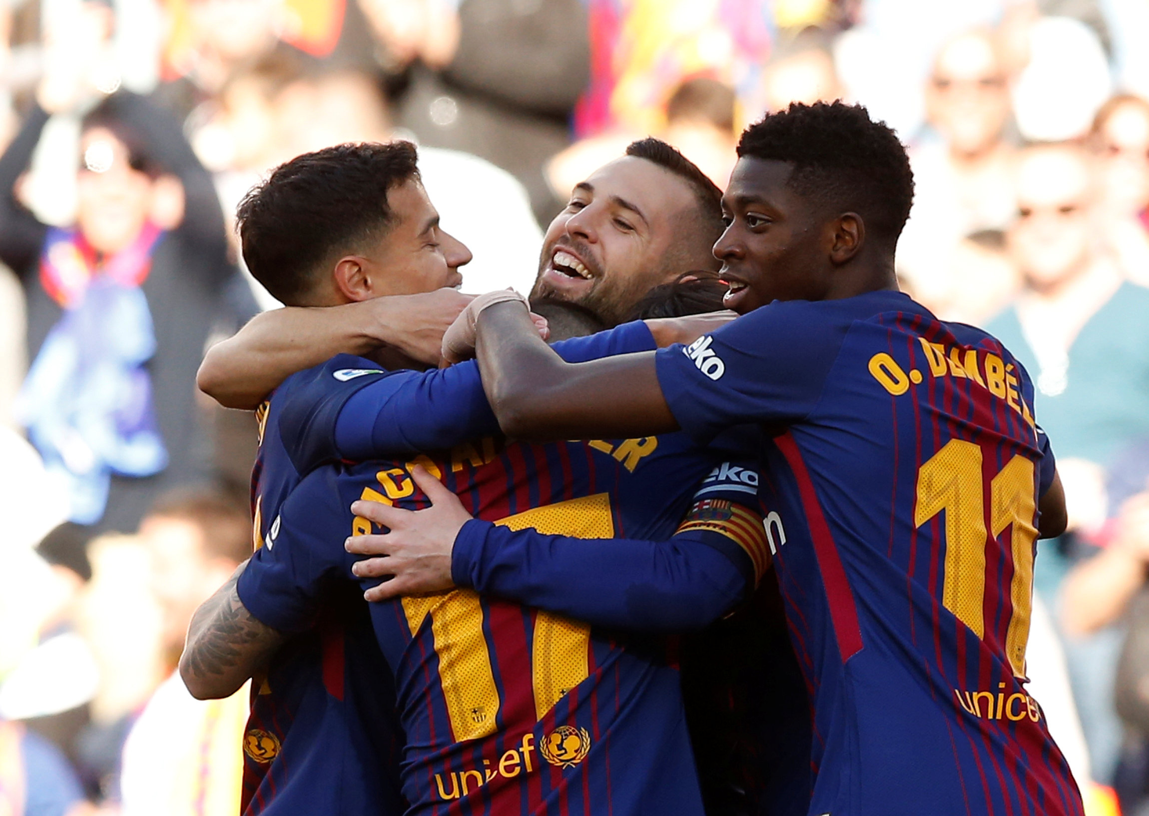 Niềm vui của các cầu thủ Barcelona sau khi Alcacer mở tỉ số. Ảnh: REUTERS