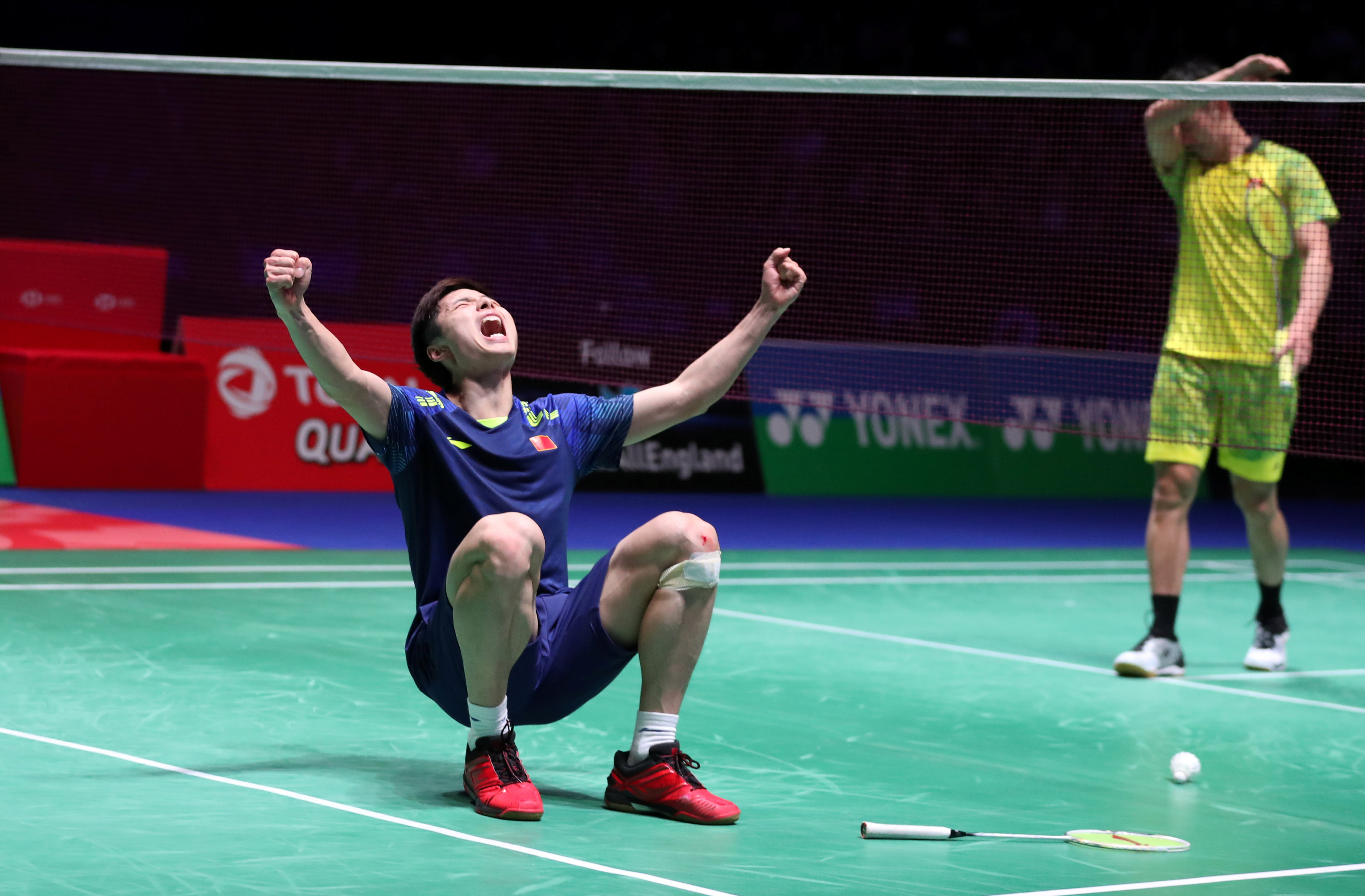 Shi Yuqi ăn mừng chiến thắng trước Lin Dan. Ảnh: REUTERS