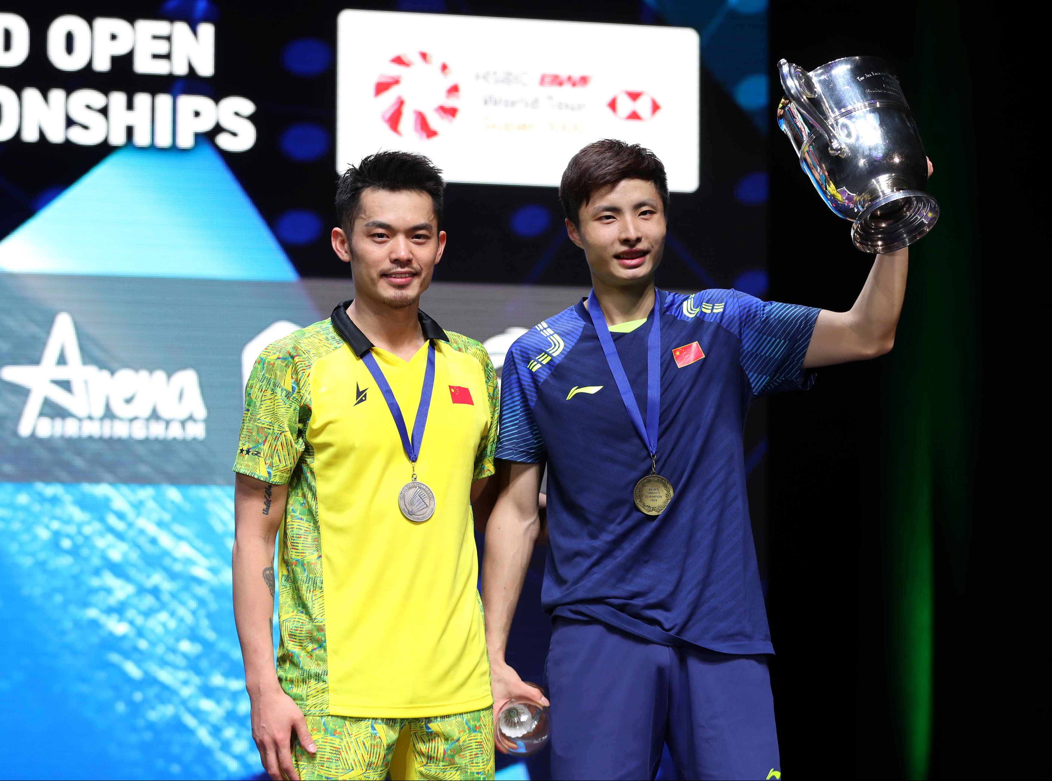 Shi Yuqi (phải) nâng cao chức vô địch. Ảnh: REUTERS