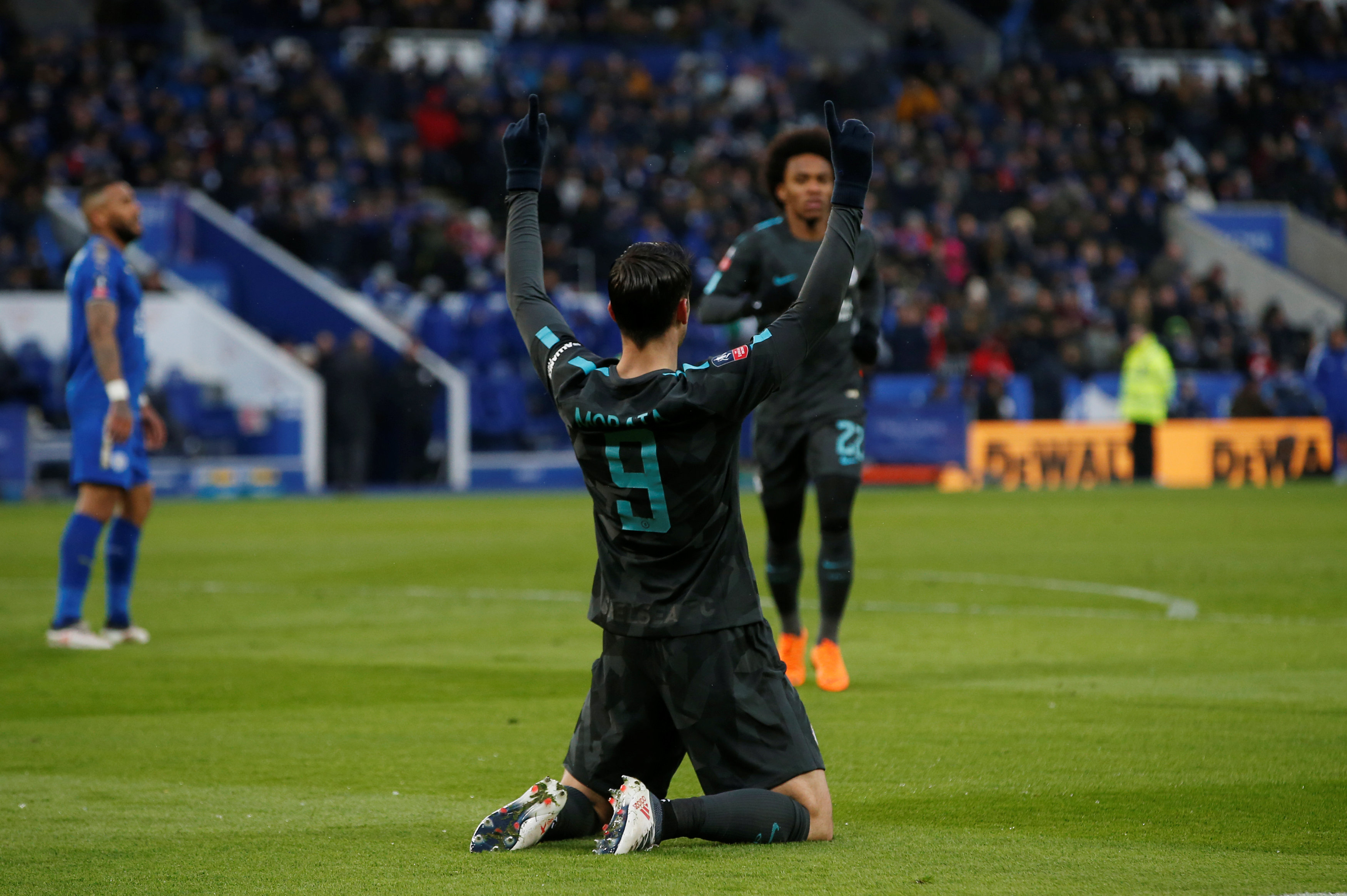 Morata ăn mừng bàn mở tỉ số cho Chelsea. Ảnh: REUTERS