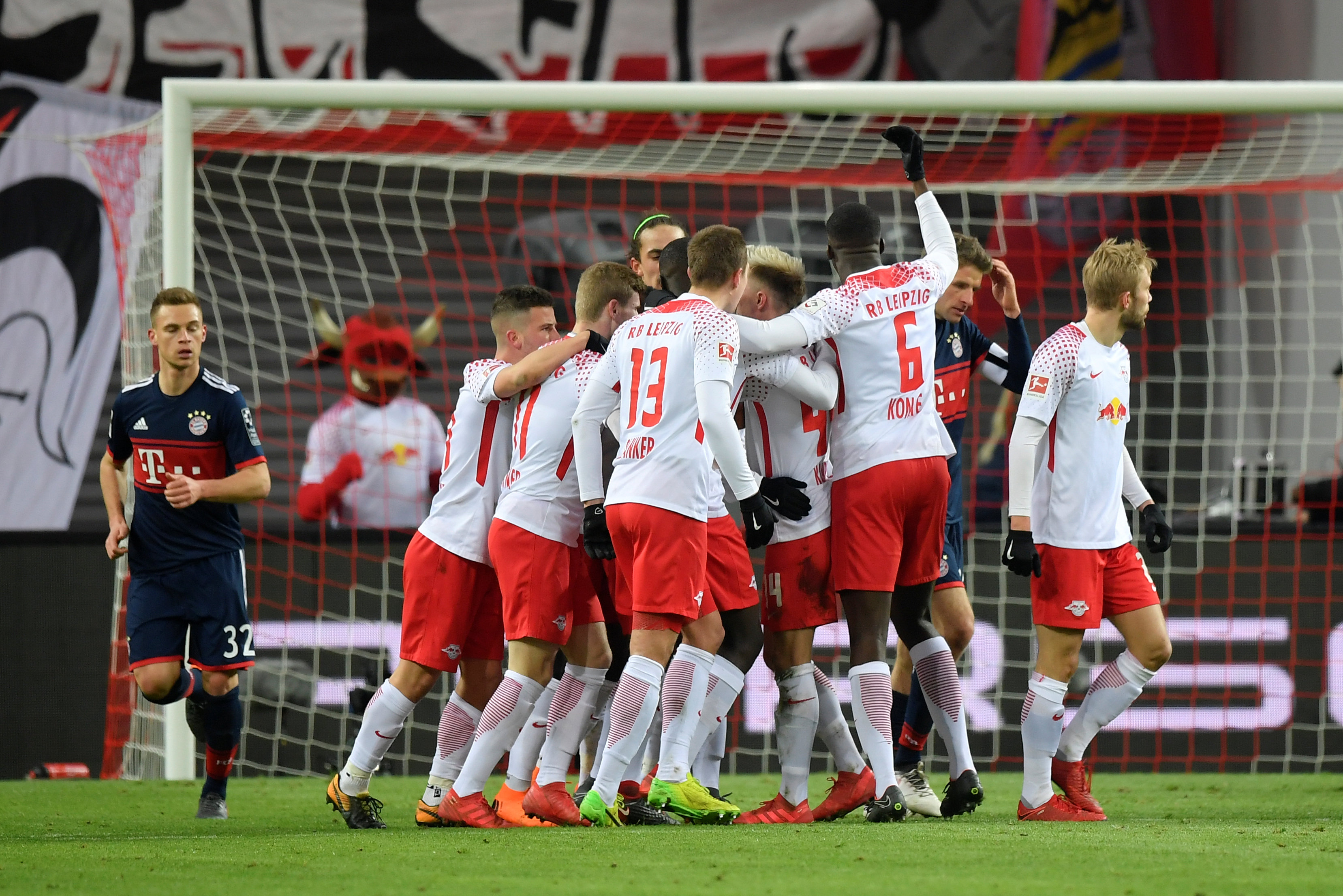 Niềm vui của các cầu thủ Leipzig sau khi Keita gỡ hòa 1-1. Ảnh: REUTERS