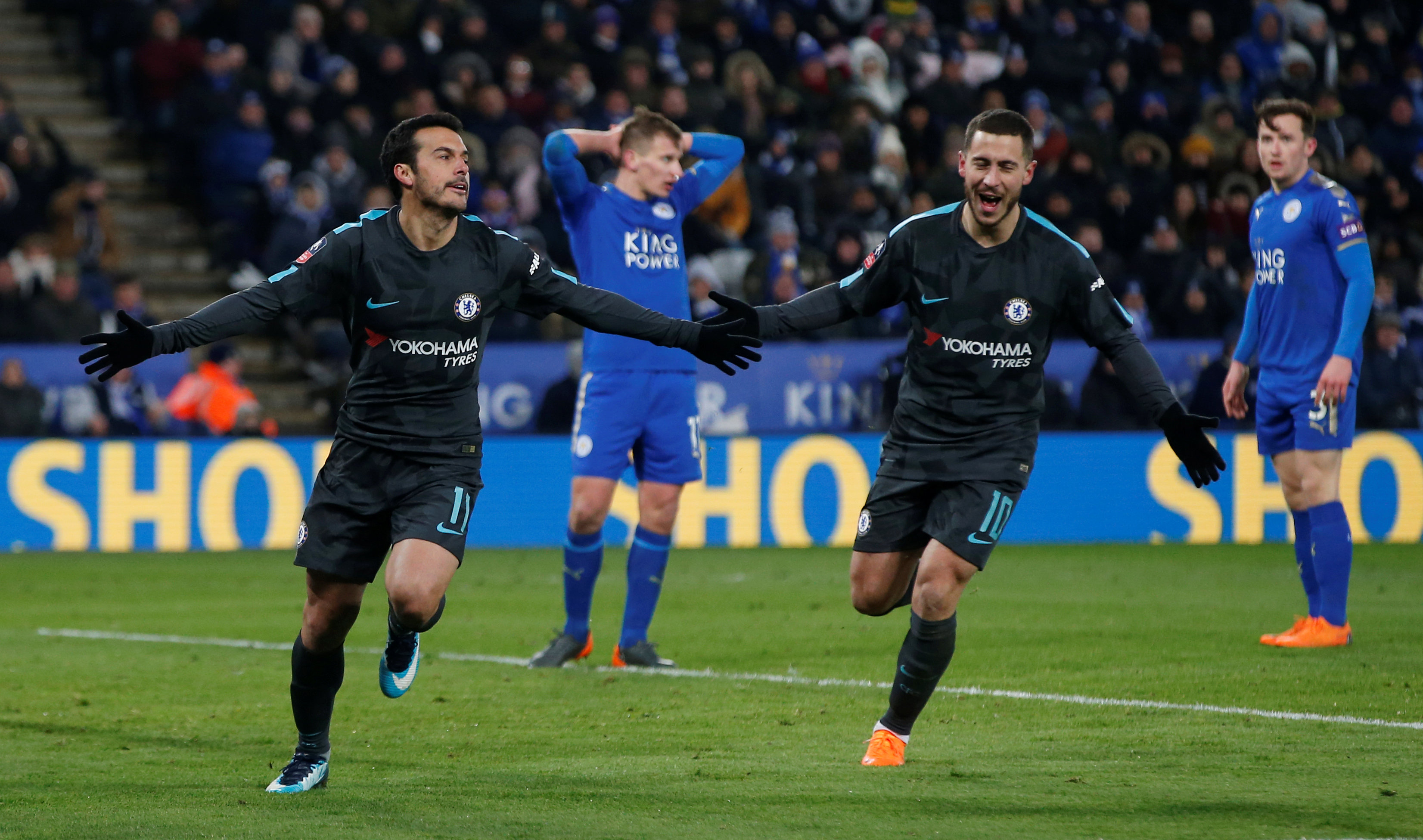 Pedro (trái) ăn mừng bàn nâng tỉ số lên 2-1 cho Chelsea. Ảnh: REUTERS