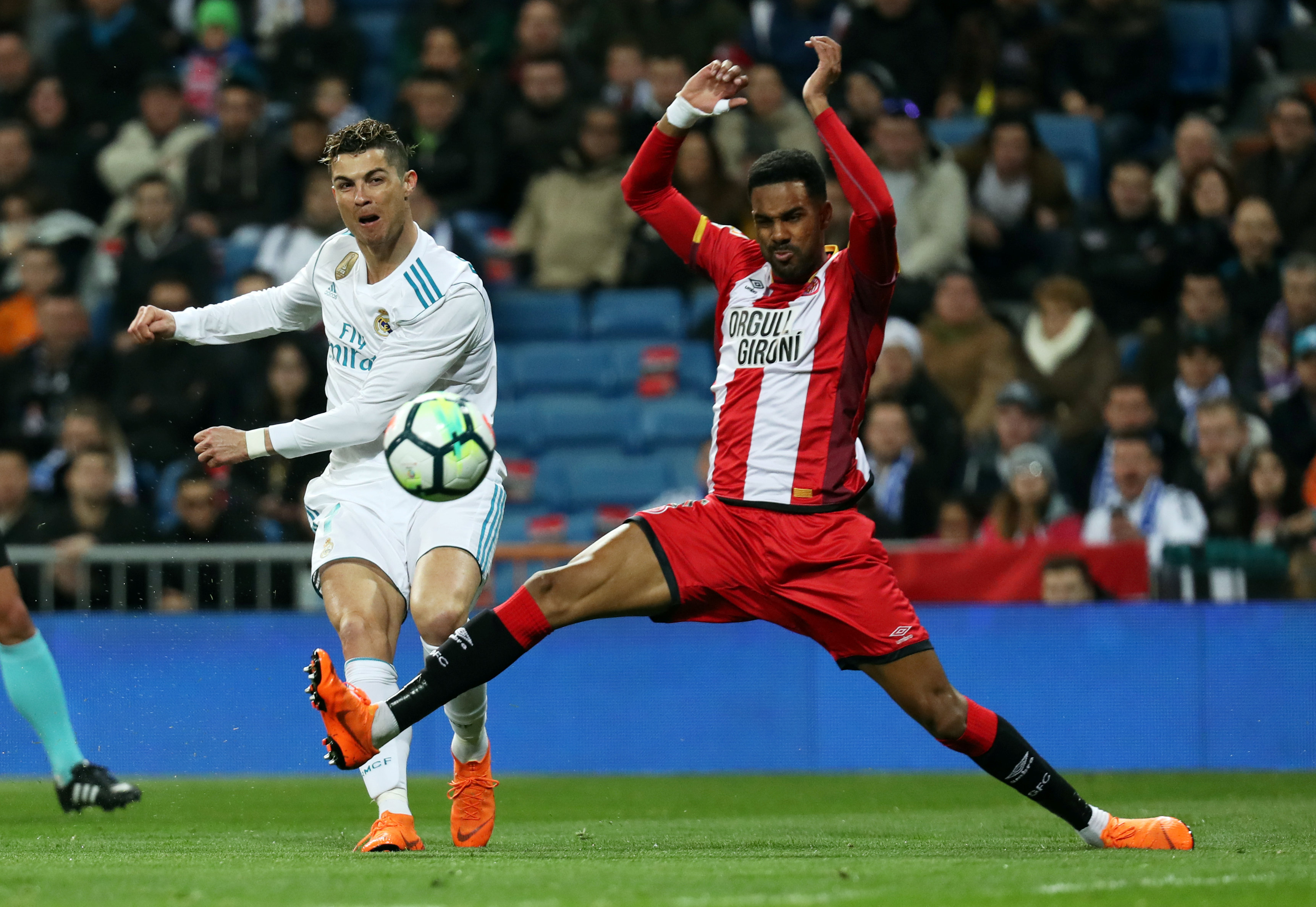 Nỗ lực dứt điểm ghi bàn của Ronaldo. Ảnh: REUTERS