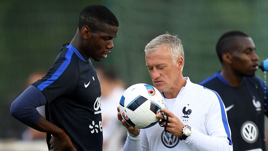 Pogba trò chuyện với HLV Deschamps trong buổi tập luyện của tuyển Pháp. Ảnh: GETTY IMAGES