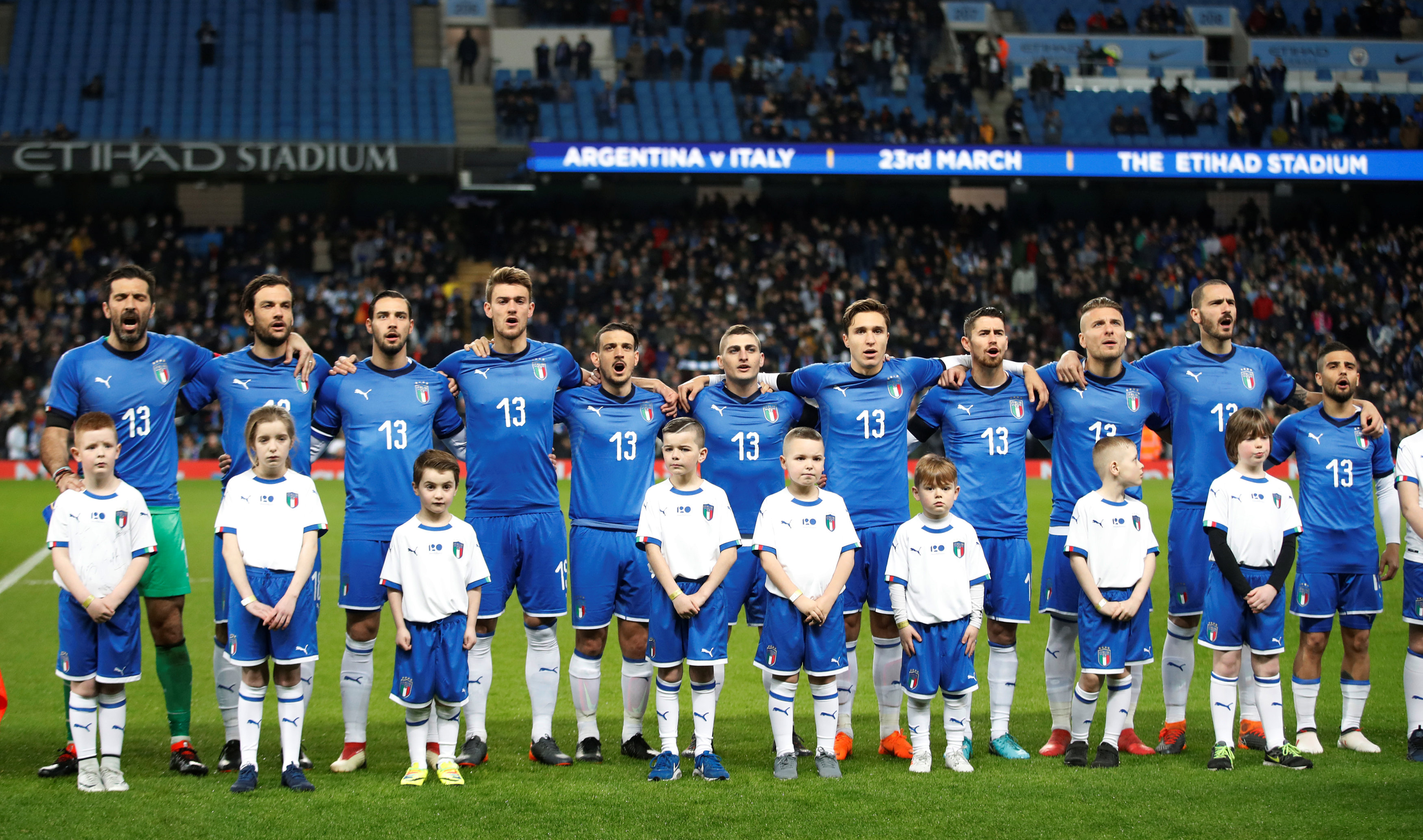 Các cầu thủ Ý tôn vinh Davide Astori bằng cách mặc áo số 13. Ảnh: REUTERS