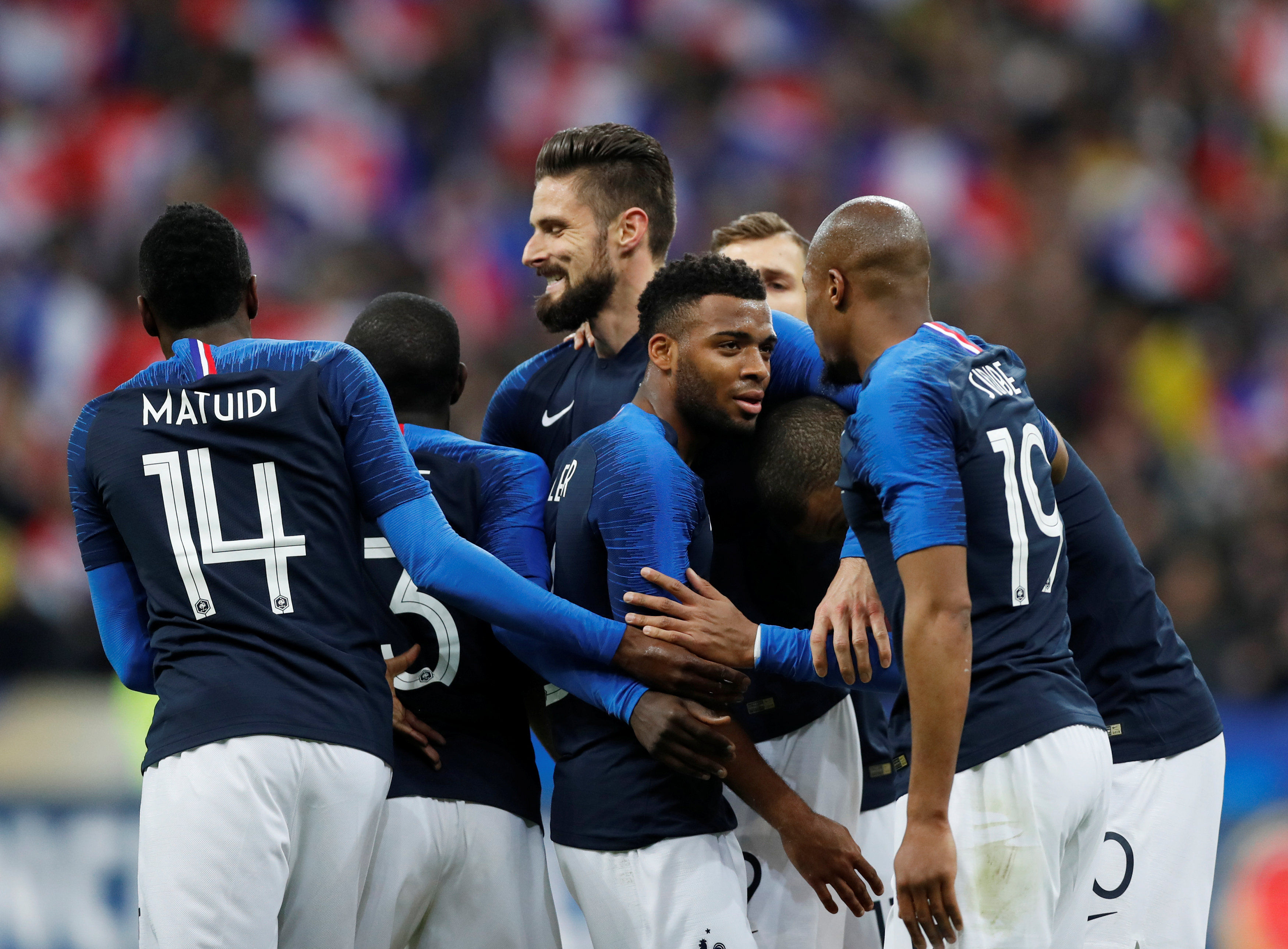 Niềm vui của các cầu thủ Pháp sau khi ghi bàn vào lưới Colombia. Ảnh: REUTERS