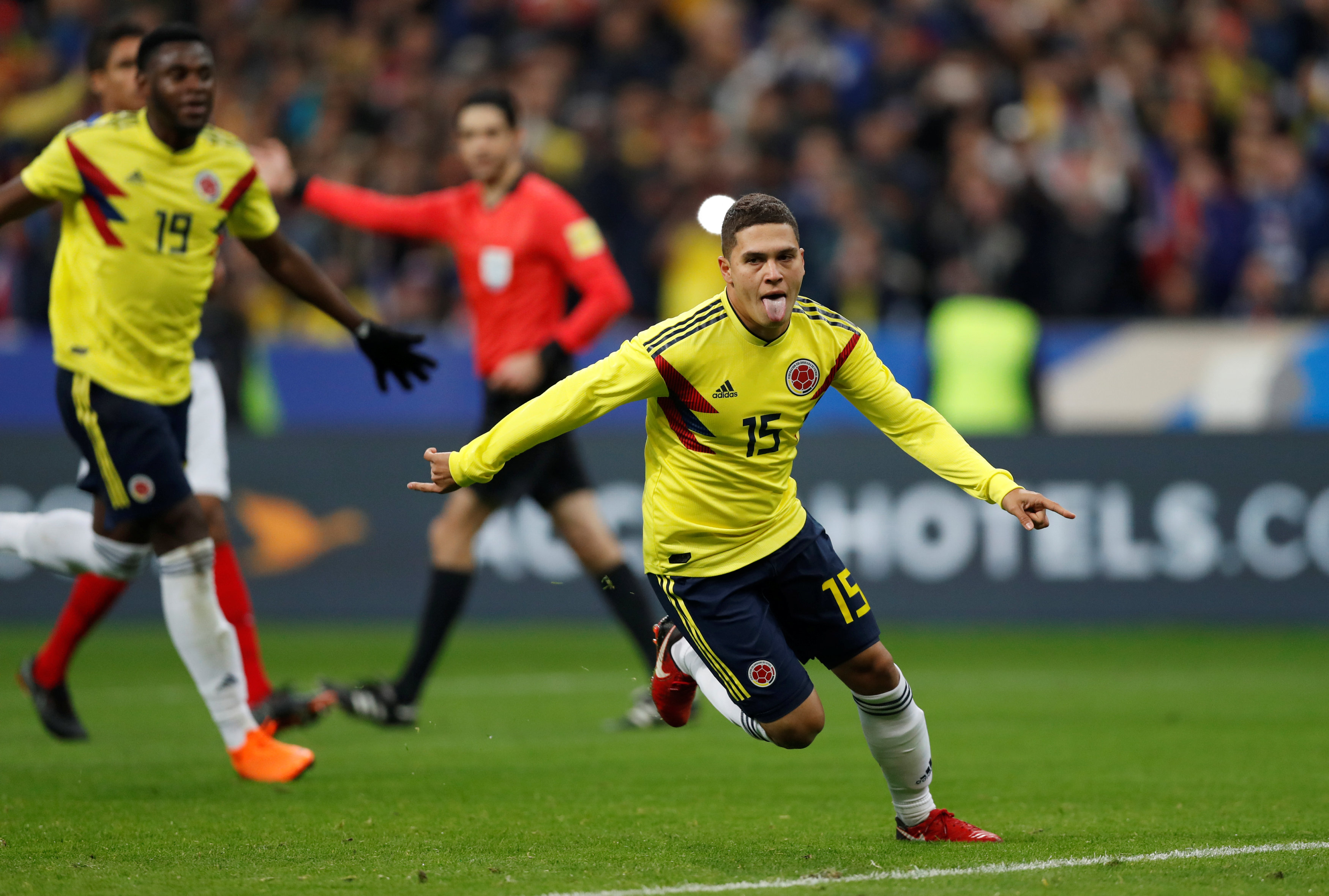 Quintero ăn mừng bàn nâng tỉ số lên 3-2 cho Colombia. Ảnh: REUTERS