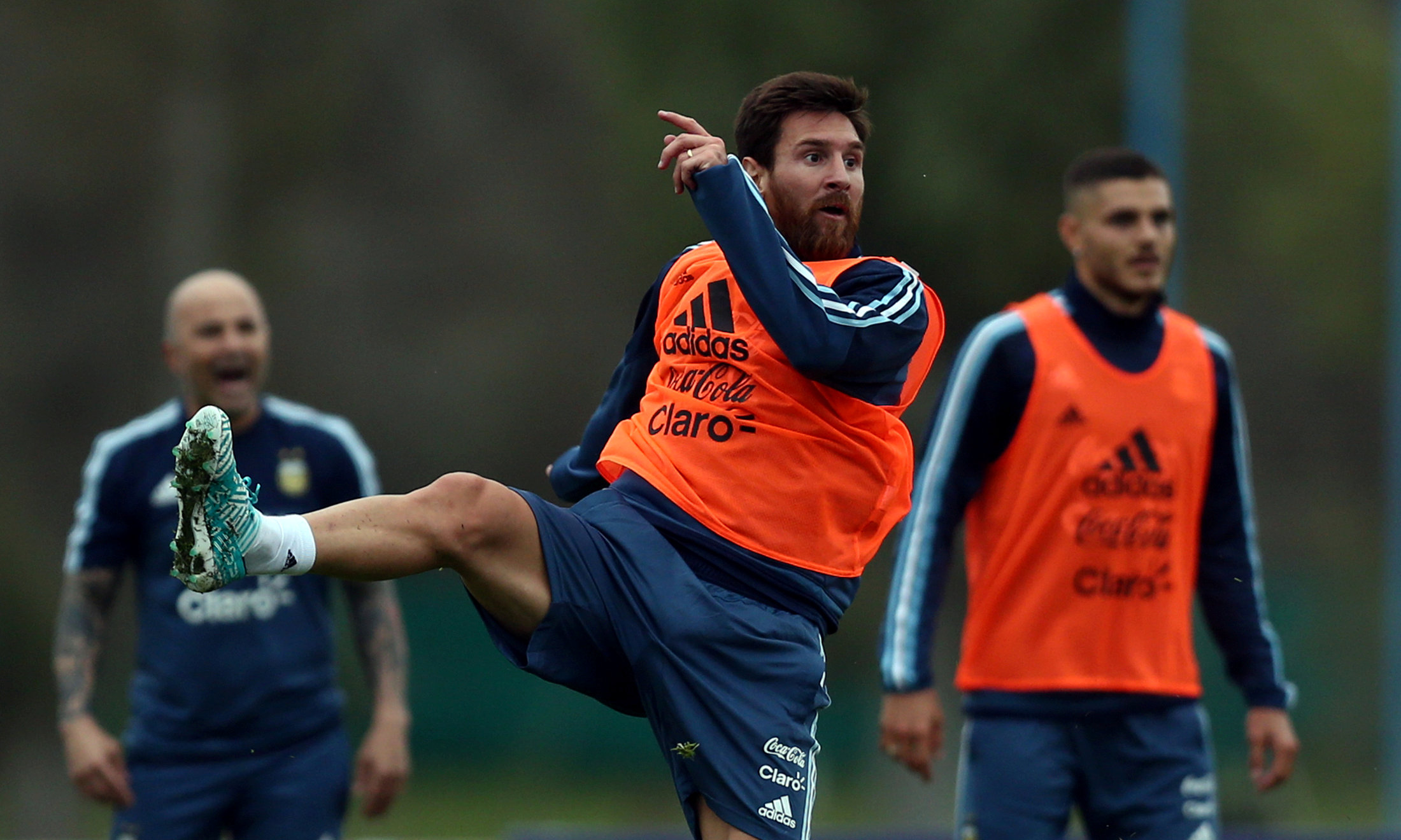 Messi tập luyện chuẩn bị cho trận đấu với Tây Ban Nha. Ảnh: REUTERS