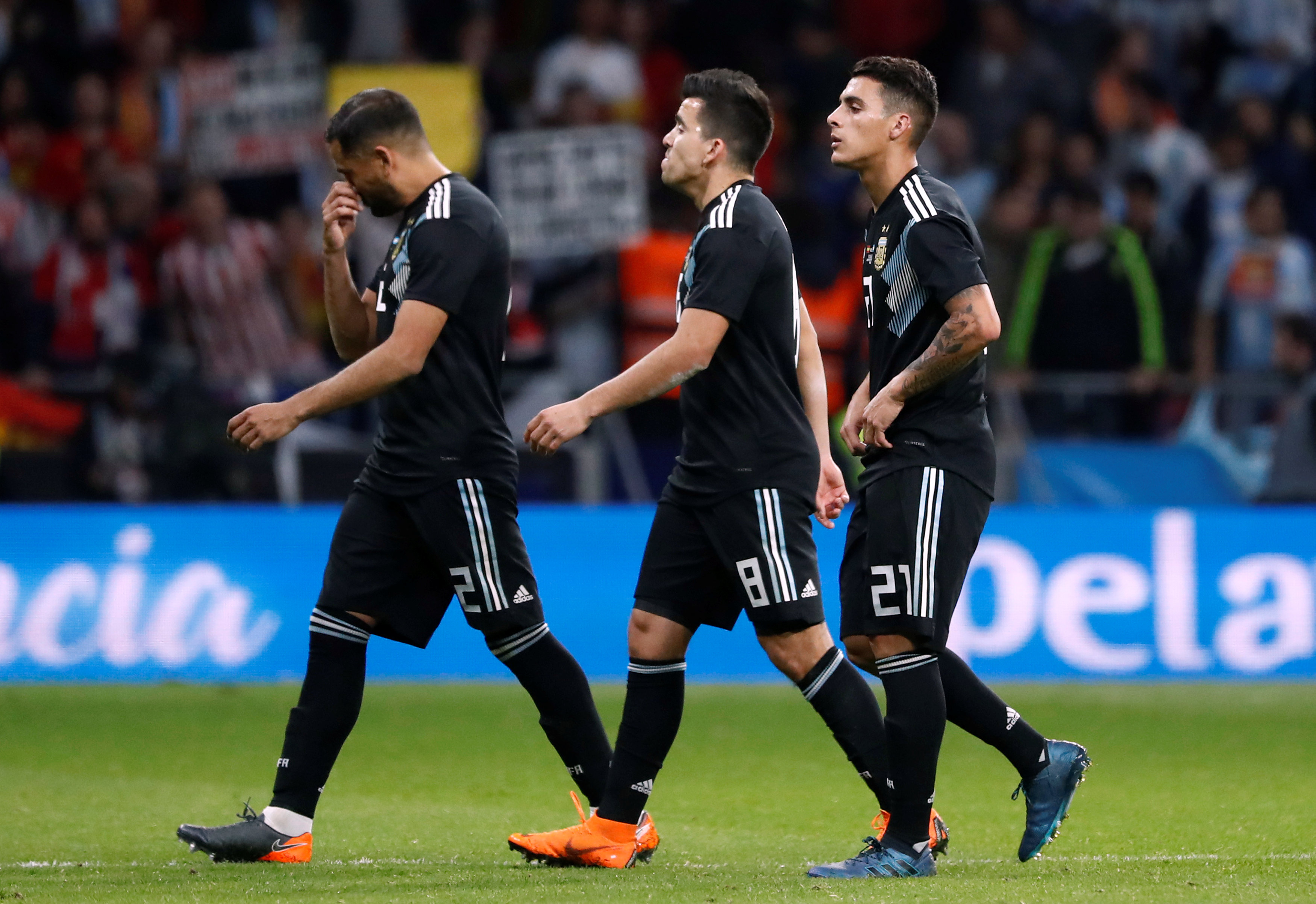 Nỗi thất vọng của các cầu thủ Argentina sau trận thua Tây Ban Nha. Ảnh: REUTERS