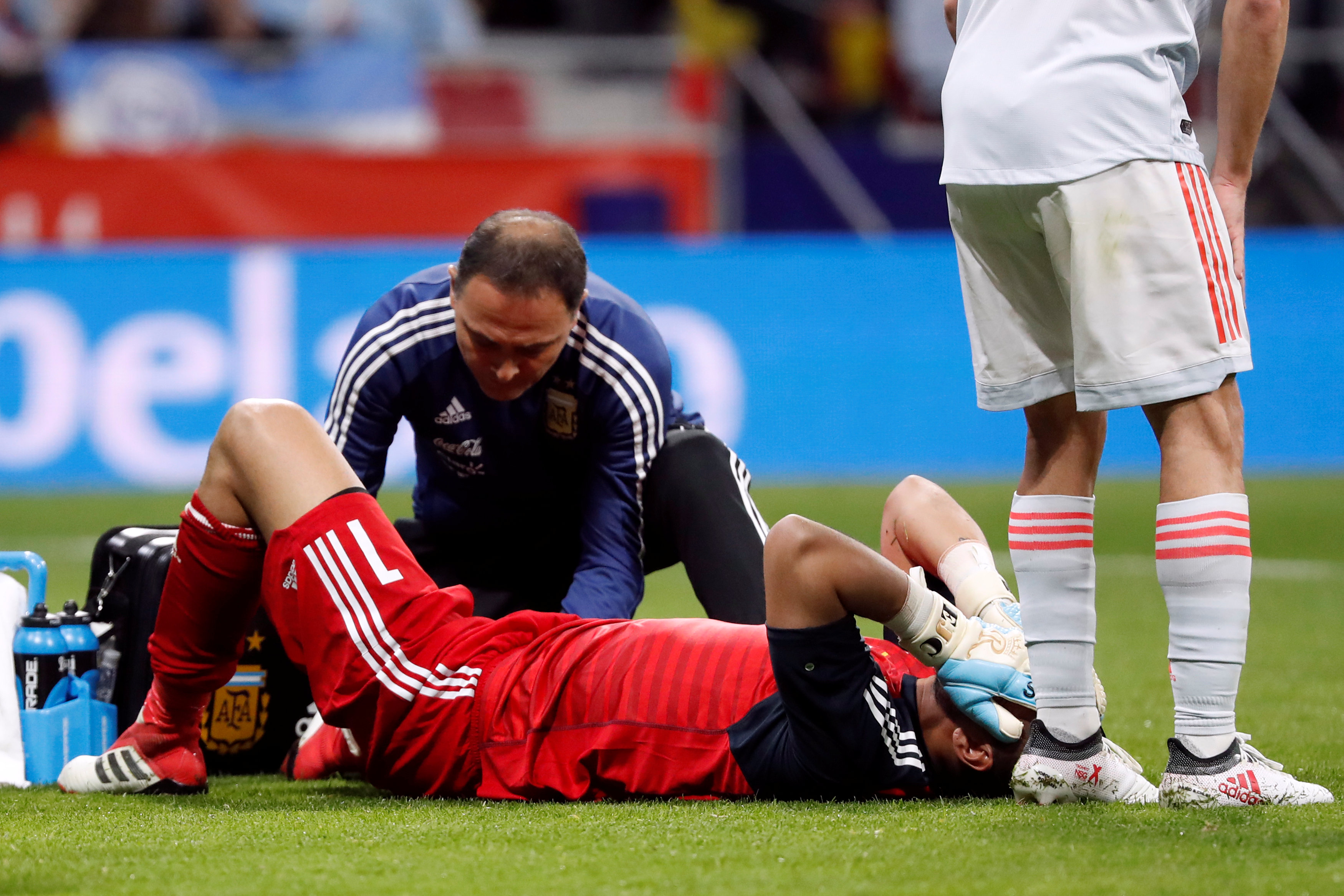 Romero dính chấn thương khi khoác áo tuyển Argentina trong trận giao hữu với Tây Ban Nha. Ảnh: REUTERS