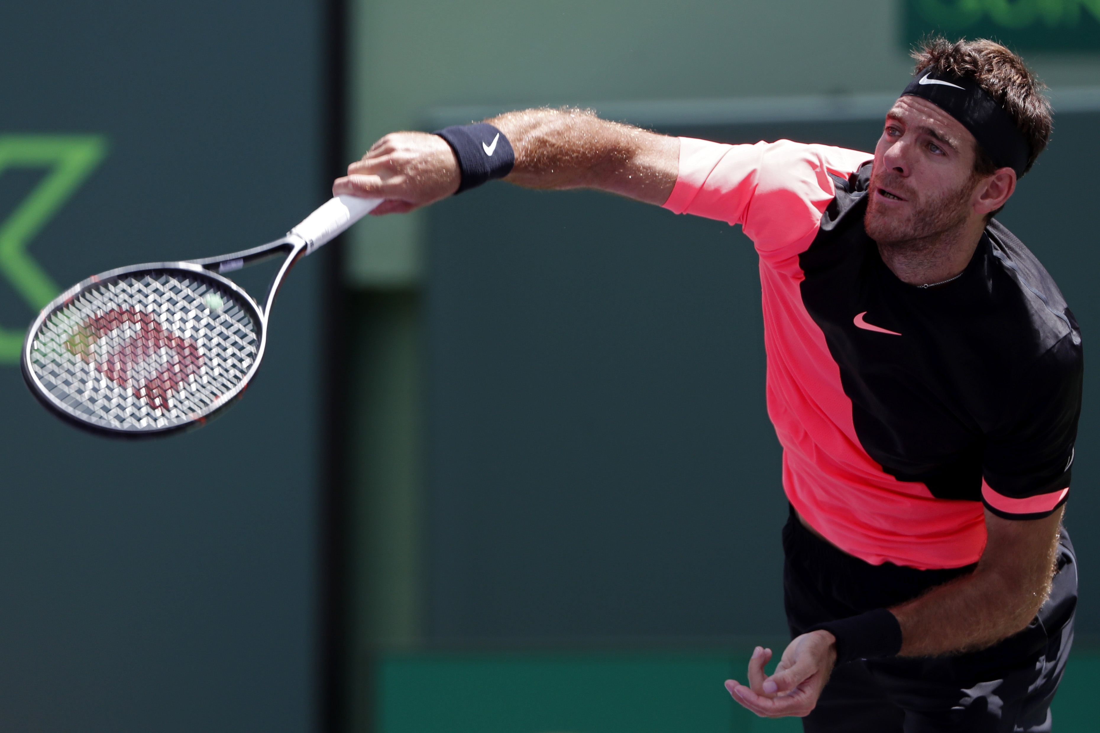 Del Potro trong trận đấu với Isner. Ảnh: REUTERS