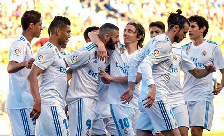 Niềm vui của các cầu thủ R.M sau khi Benzema (giữa) nâng tỉ số lên 2-0. Ảnh: EPA