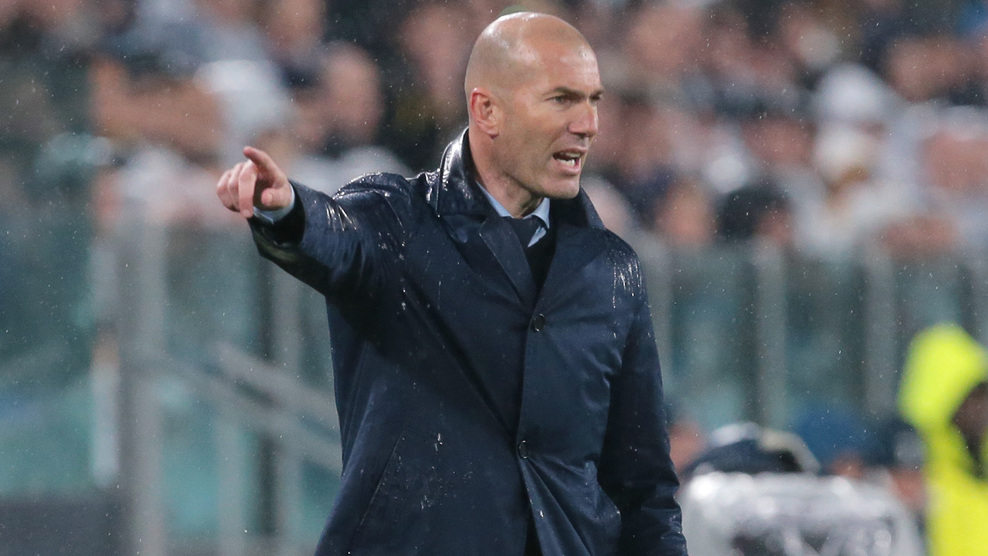 HLV Zidane chỉ đạo các học trò trong trận đấu với Juventus. Ảnh: REUTERS