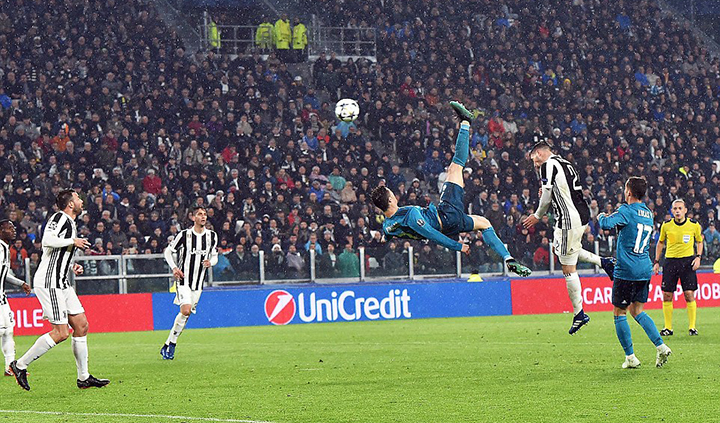 Pha tung người móc bóng nâng tỉ số lên 2-0 cho R.M của Ronaldo. Ảnh: GETTY IMAGES