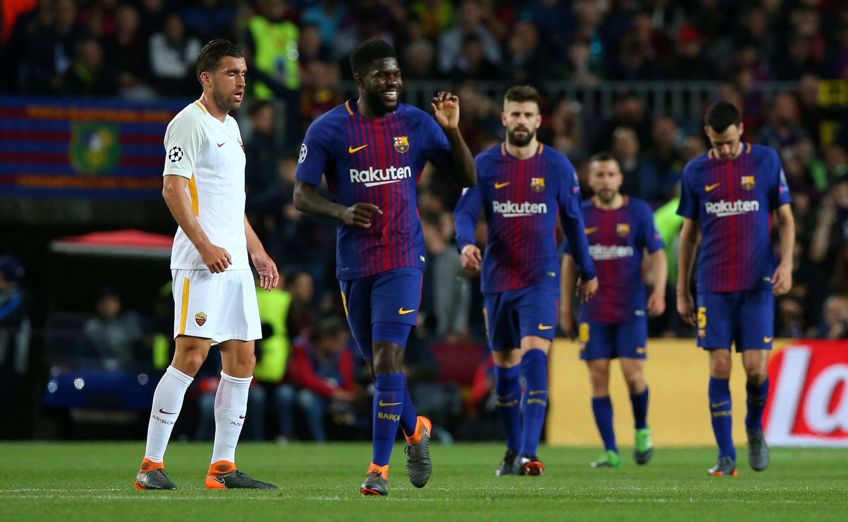 Niềm vui của các cầu thủ Barcelona sau khi nâng tỉ số lên 2-0. Ảnh: REUTERS