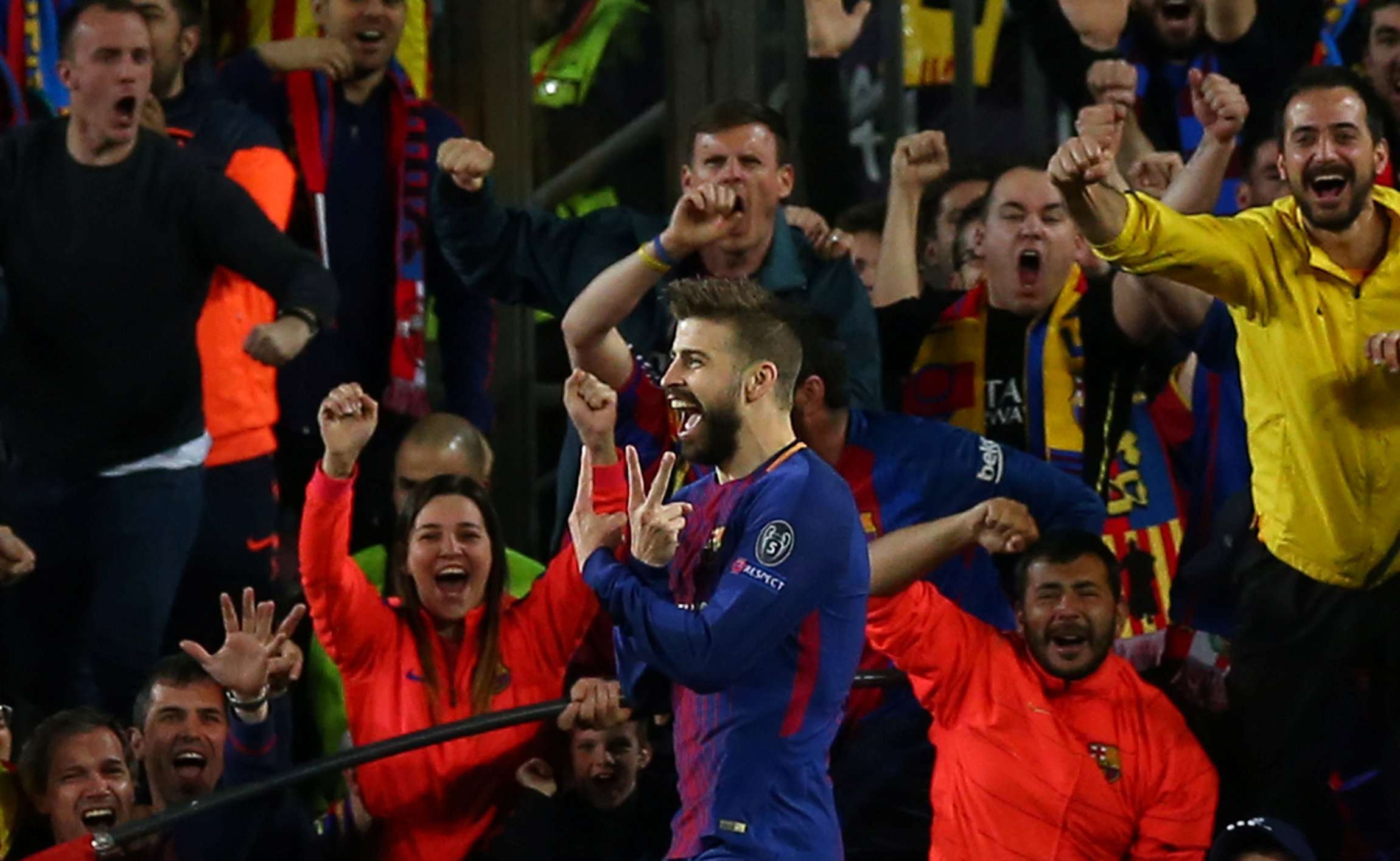 Pique ăn mừng bàn nâng tỉ số lên 3-0 cho Barcelona. Ảnh: REUTERS